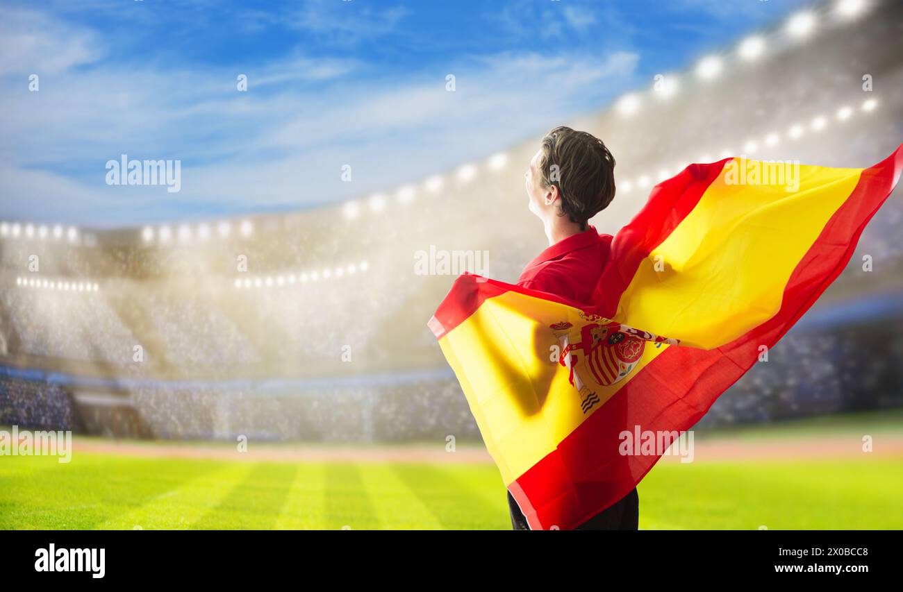 Spanien Fußballfan auf Stadion. Spanische Fans auf dem Fußballplatz beobachten Mannschaftsspielen. Gruppe von Anhängern mit Flagge und Nationaltrikot jubeln Stockfoto
