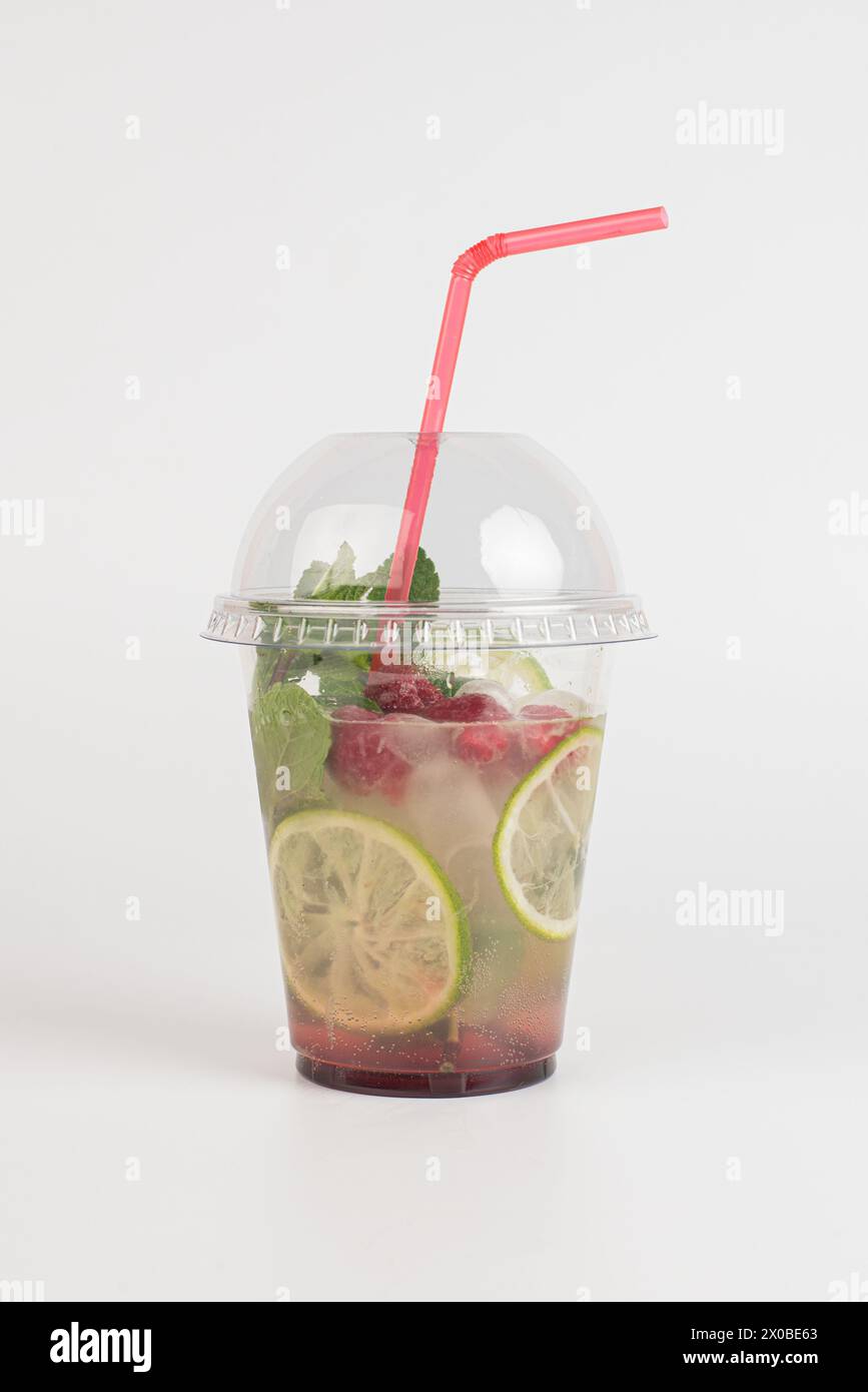 himbeercocktails auf weißem Hintergrund Stockfoto