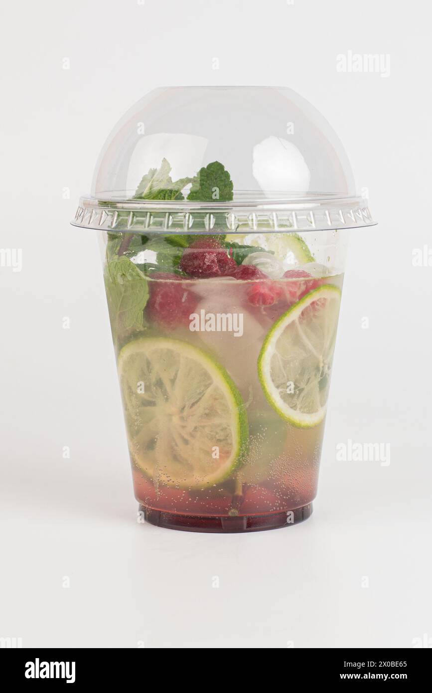 himbeercocktails auf weißem Hintergrund Stockfoto