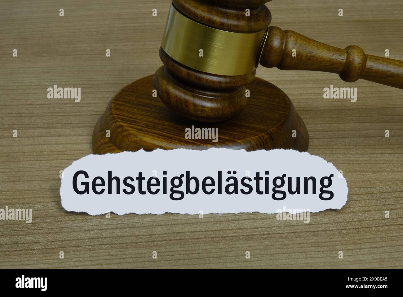 Gehsteigbelästigung mit Richterhammer Gehsteigbelästigung mit Richterhammer, 11.04.2024, Borkwalde, Brandenburg, Neben einem Richterhammer liegt der Schriftzug Gehsteigbelästigung. *** Bürgersteig Belästigung mit Richterhammer Bürgersteig Belästigung mit Richterhammer, 11 04 2024, Borkwalde, Brandenburg, neben einem Richter Hammer befindet sich der Schriftzug Bürgersteig Belästigung Stockfoto