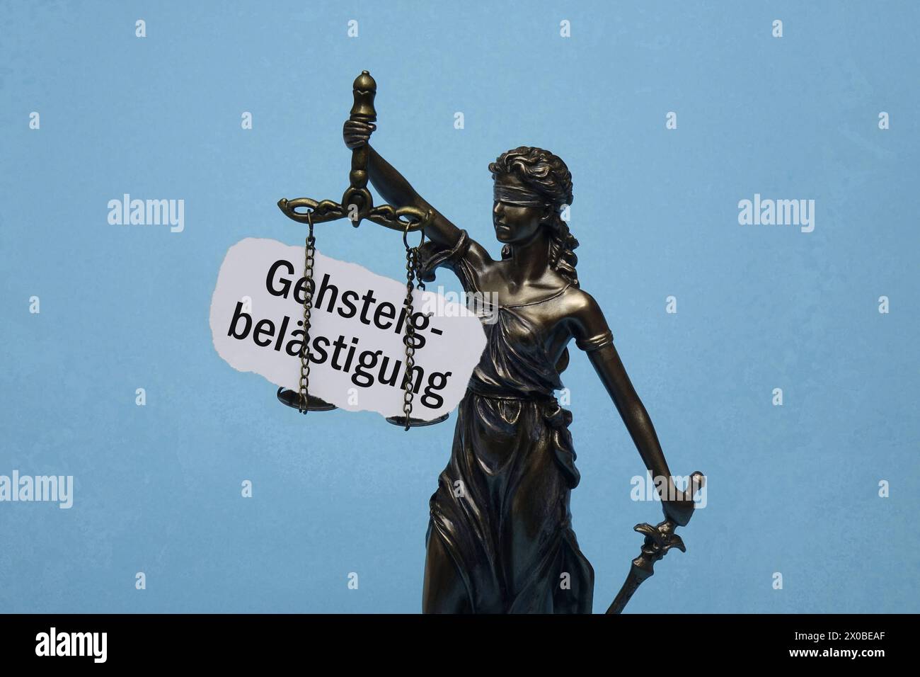 Justitia und Schriftzug Gehsteigbelästigung Justitia und Schriftzug Gehsteigbelästigung, 11.04.2024, Borkwalde, Brandenburg, das Modell der Justitia trägt den Schriftzug Gehsteigbelästigung. *** Justitia und Schriftzug Bürgersteig Ärgernis Justitia und Schriftzug Bürgersteig Ärgernis, 11 04 2024, Borkwalde, Brandenburg, das Modell Justitia trägt die Schriftstiftung Bürgersteig Ärgernis Stockfoto