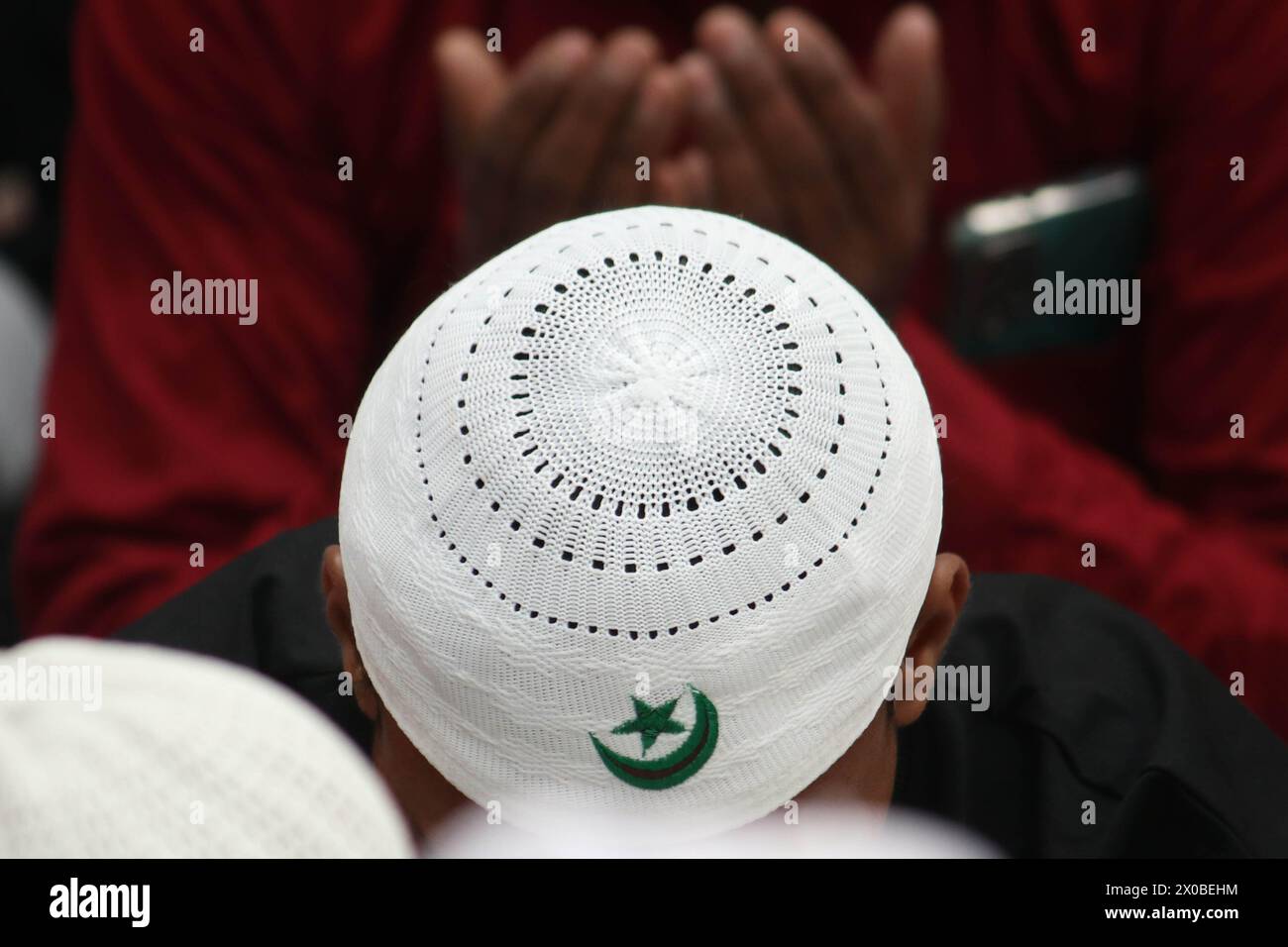 Kathmandu, Nepal. April 2024. Ein Mann bietet Eid al-Fitr Gebete in einer Moschee in Kathmandu, Nepal, 11. April 2024. Quelle: Sulav Shrestha/Xinhua/Alamy Live News Stockfoto