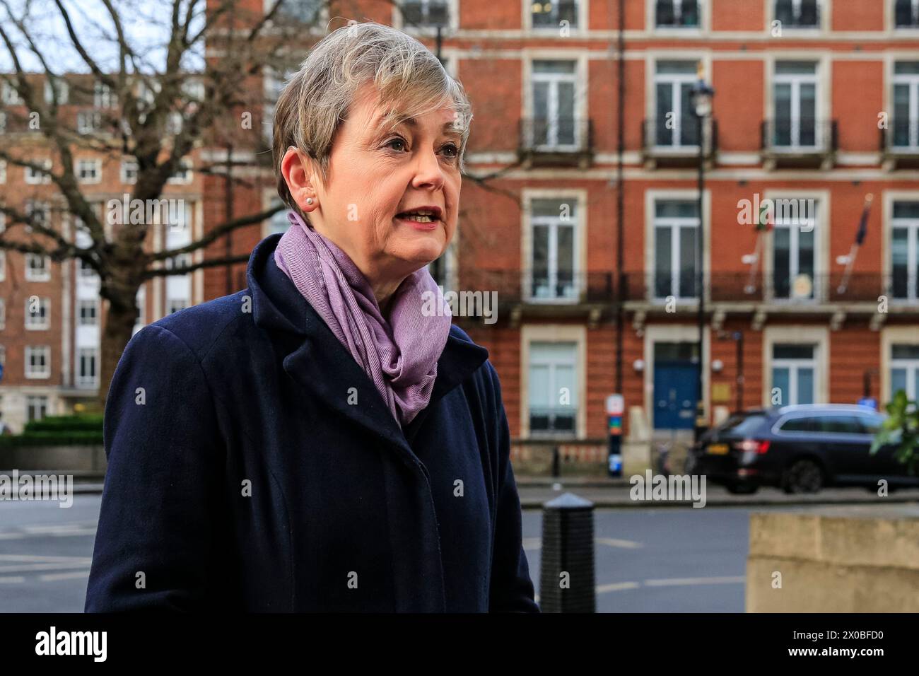 Yvette Cooper, Abgeordnete, Schatteninnenministerin, Labour Party, im Gespräch mit der Presse, London, Großbritannien Stockfoto