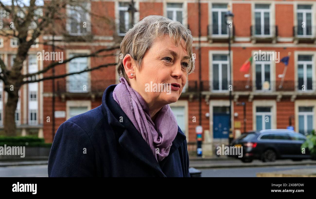 Yvette Cooper, Abgeordnete, Schatteninnenministerin, Labour Party, im Gespräch mit der Presse, London, Großbritannien Stockfoto