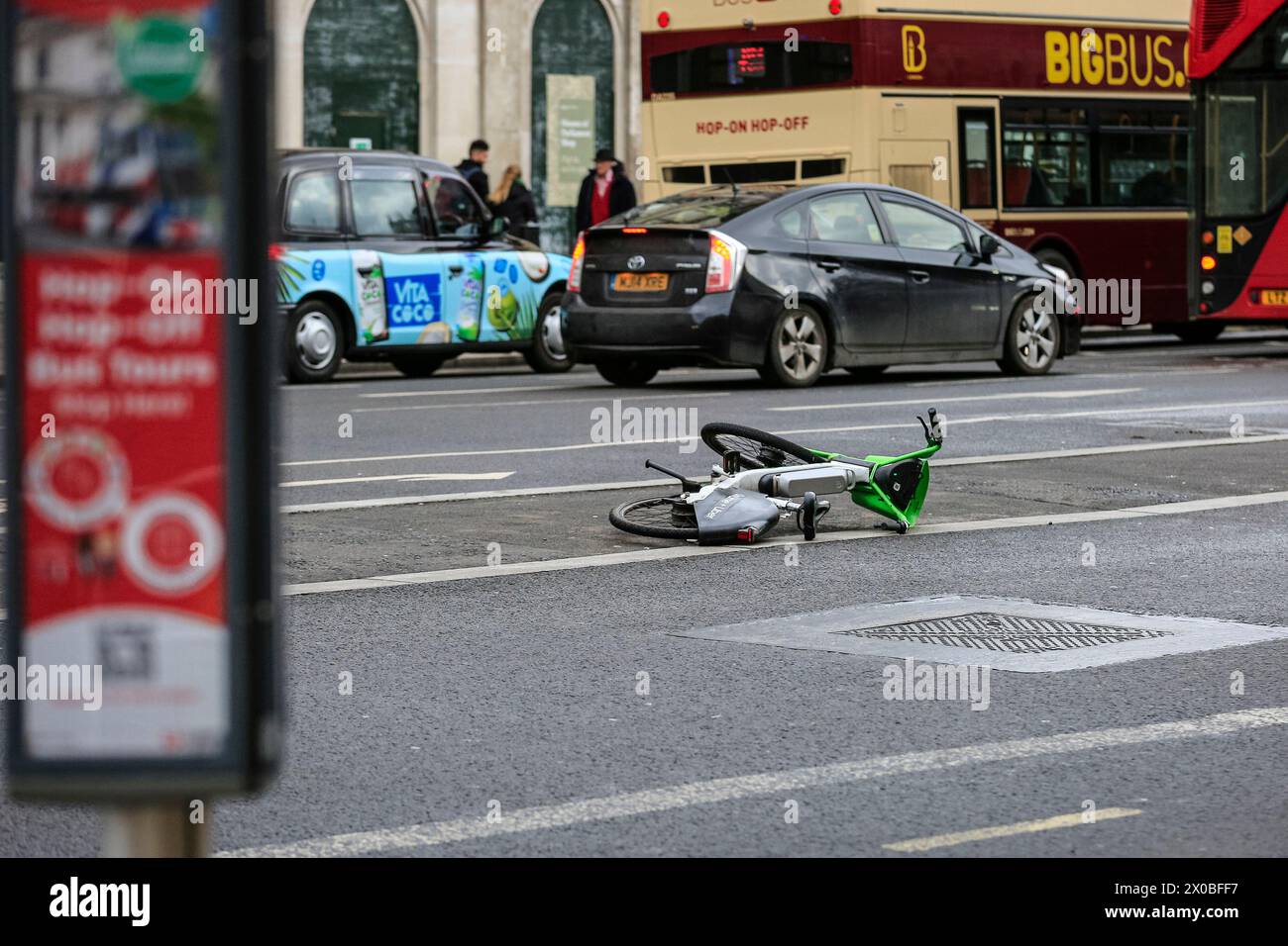 Onlime + Uber Elektro-Tretfahrrad auf der Straße, Westminster, London, England, Großbritannien Stockfoto