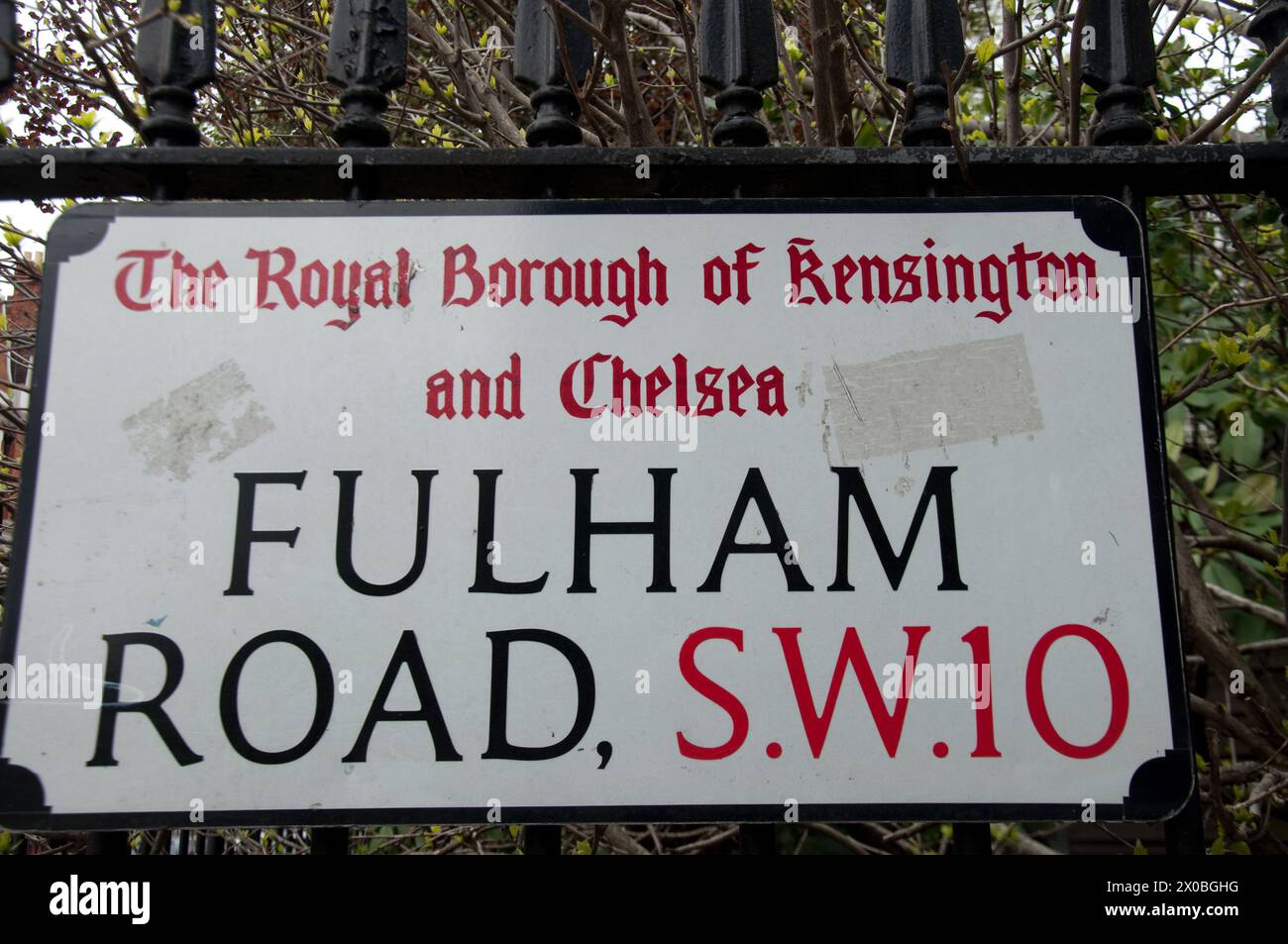 Straßenschild für Fulham Road, Fulham, Royal Borough of Kensignton und Chelsea, London, Großbritannien Stockfoto