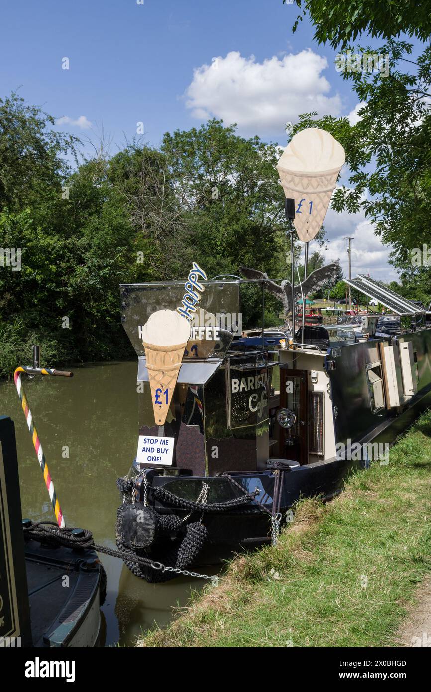 Schmalbootverkauf auf dem Grand Union Kanal beim Blisworth Canal Festival in Northamptonshire, Großbritannien Stockfoto