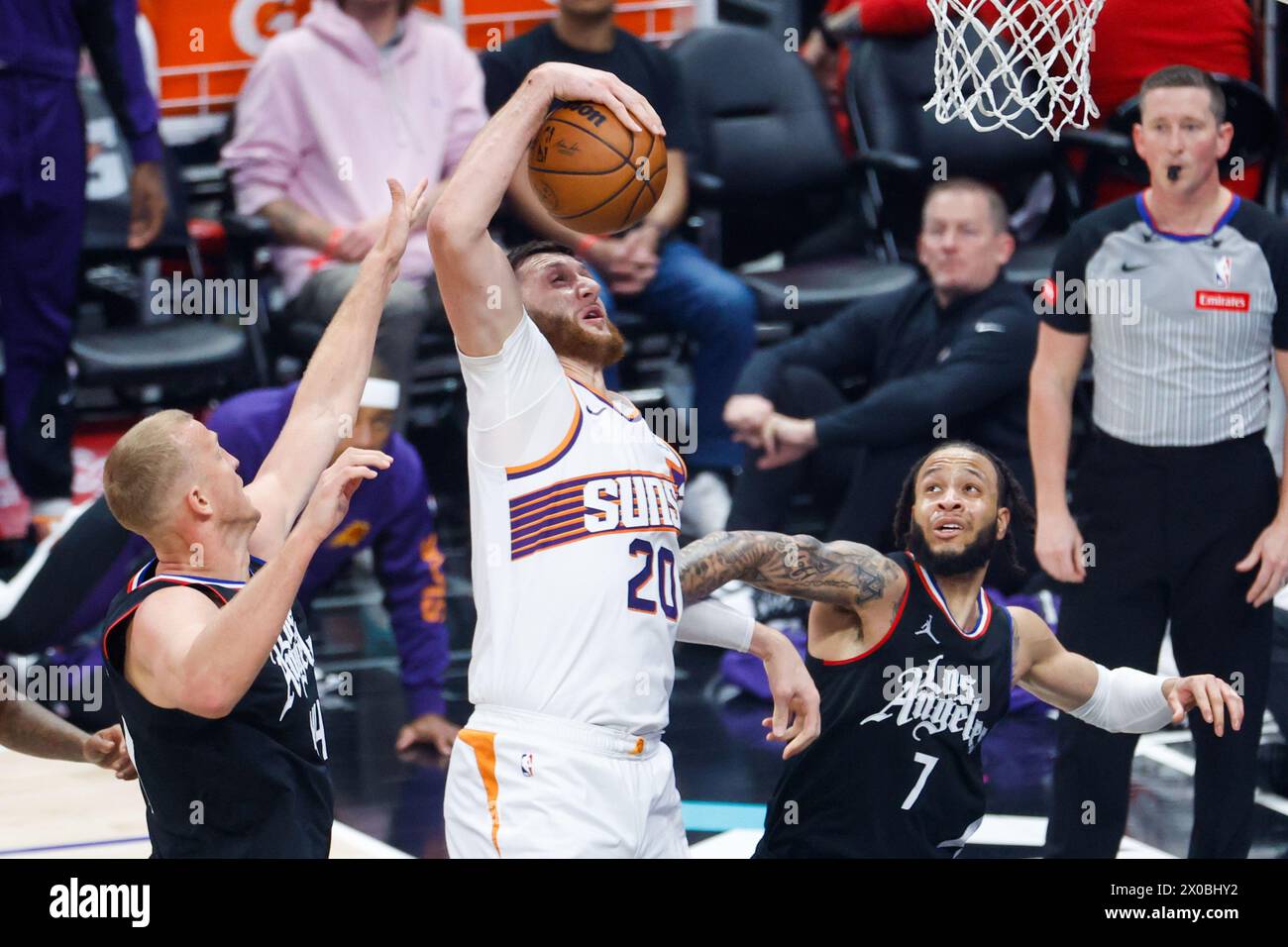 Los Angeles, USA. April 2024. Jusuf Nurkic (C) von Phoenix Suns (C) gewinnt den Rückstoß zwischen Los Angeles Clippers' Mason Plumlee (L) und Amir Coffey während des regulären NBA-Saisonspiels 2023-2024 zwischen Los Angeles Clippers und Phoenix Suns in Los Angeles, USA, am 10. April 2024. Quelle: Ringo Chiu/Xinhua/Alamy Live News Stockfoto