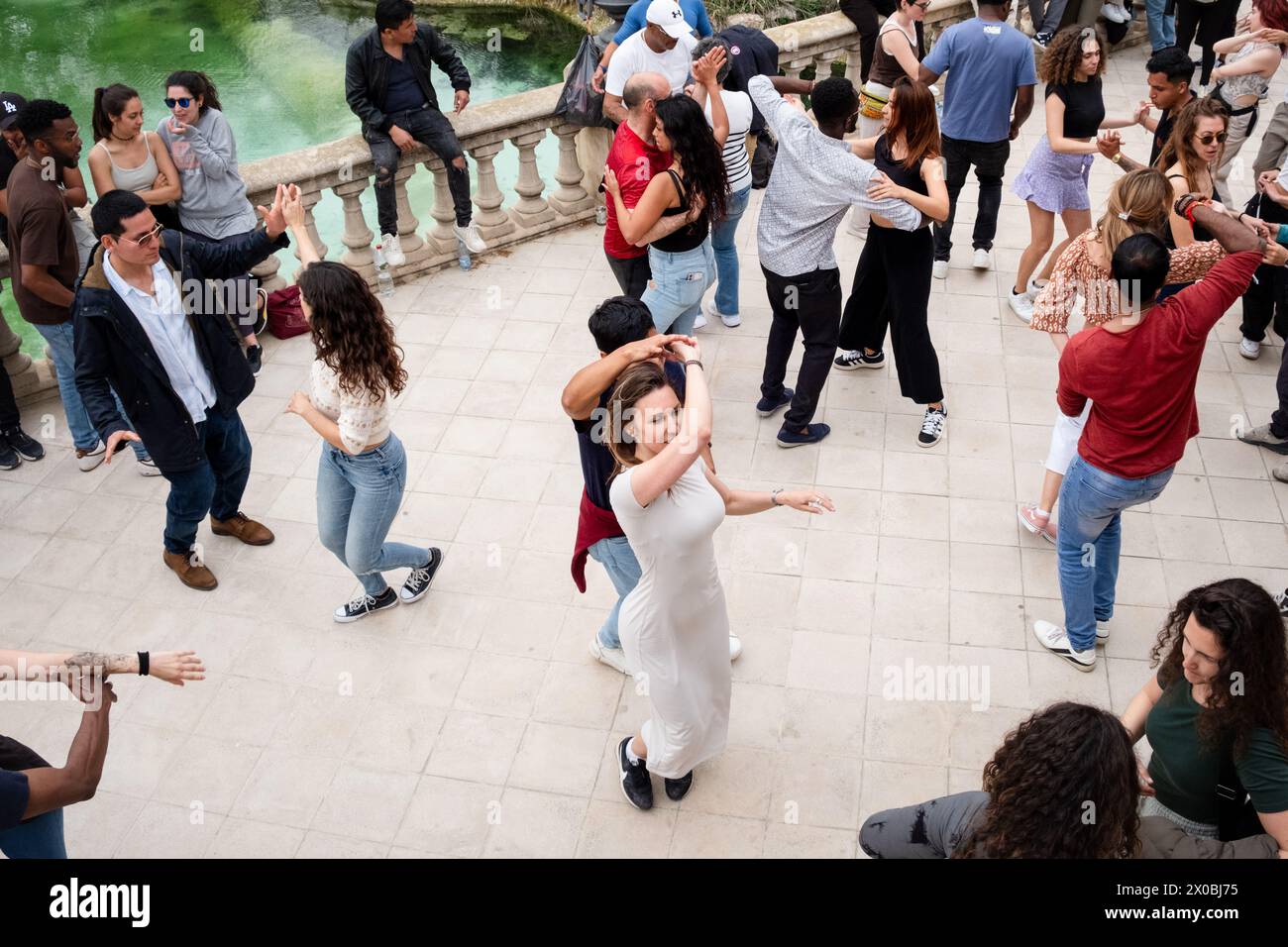 SALSA, STADTPARK, BARCELONA: Paare tanzen auf den Terrassen des monumentalen Springbrunnens von Cascada. Eine schöne katalonische Wochentradition ist die kostenlose Sonntagssalsa-Tanzparty im Parc de Ciutadella, Barcelona, Spanien. Die Leute tauchen auf und tanzen abwechselnd mit einer Reihe williger Tanzpartner. Foto: Rob Watkins Stockfoto