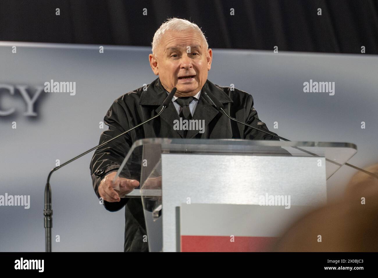 PIs-Präsident Jaroslaw Kaczynski spricht mit der Menge. Am 14. Jahrestag der Smolensk-Luftkatastrophe nahmen etwa 2.000 Menschen am Gedenkmarsch an die Opfer der Smolensk-Katastrophe Teil. Während ihrer Teilnahme an der Demonstration riefen sie, dass diese Katastrophe ein Angriff sei. Bei der Smolensk-Flugzeugkatastrophe stürzte ein Tupolev Tu-154-Flugzeug auf dem polnischen Luftwaffenflug 101 in der Nähe der russischen Stadt Smolensk ab. (Foto: Marek Antoni Iwanczuk / SOPA Images/SIPA USA) Stockfoto