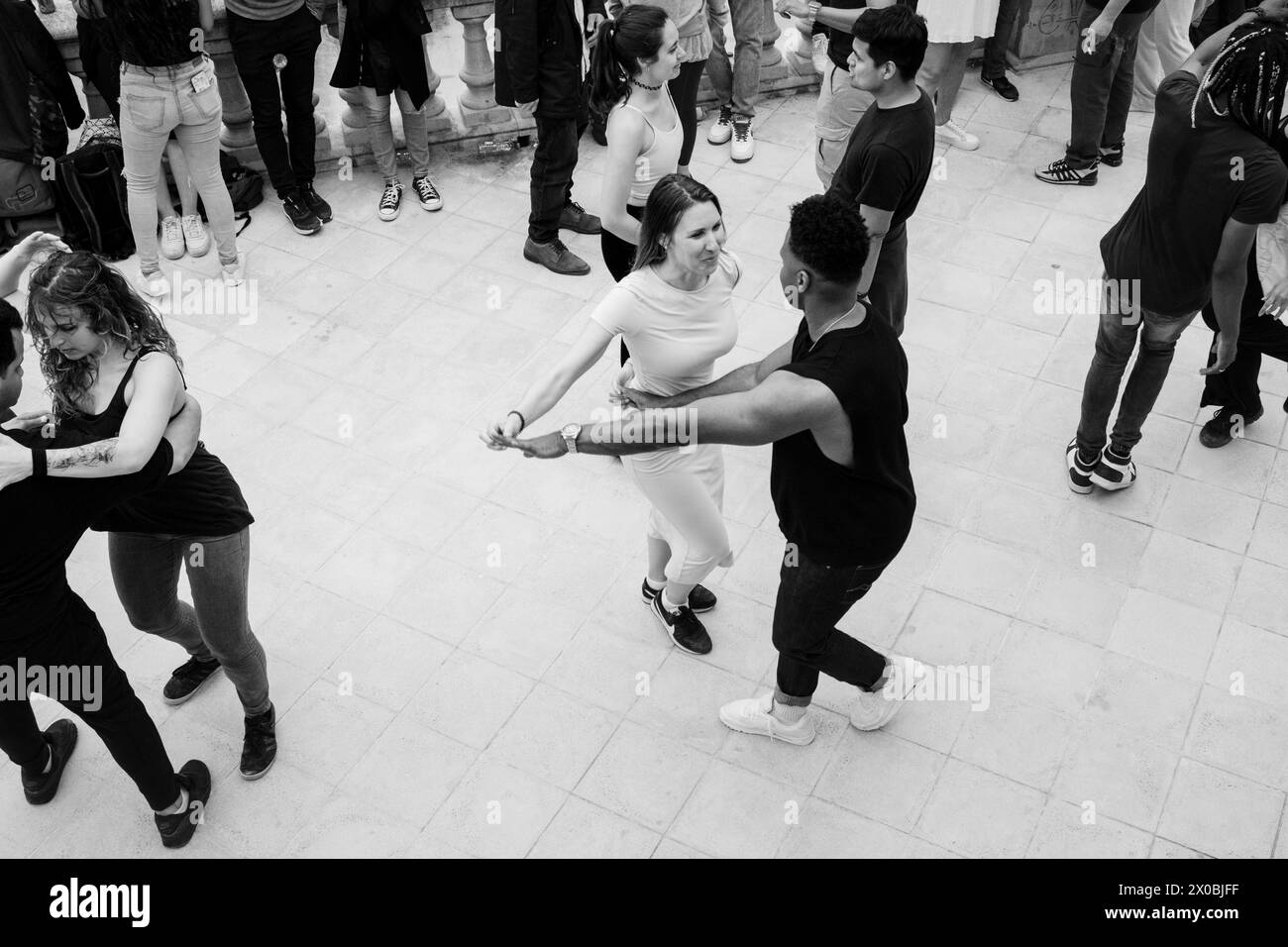 SALSA, STADTPARK, BARCELONA: Ein Paar, das in der Musik verloren ist. Paare tanzen auf den Terrassen des monumentalen Springbrunnens von Cascada. Eine schöne katalonische Wochentradition ist die kostenlose Sonntagssalsa-Tanzparty im Parc de Ciutadella, Barcelona, Spanien. Die Leute tauchen auf und tanzen abwechselnd mit einer Reihe williger Tanzpartner. Foto: Rob Watkins Stockfoto