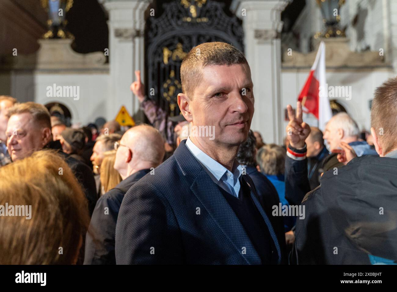 Dariusz Piontkowski, ehemaliger Bildungsminister, nimmt am Gedenkmarsch der Opfer der Smolensk-Katastrophe am 14. Jahrestag der Smolensk-Katastrophe Teil etwa 2.000 Menschen nahmen am Gedenkmarsch der Opfer der Smolensk-Katastrophe Teil. Während ihrer Teilnahme an der Demonstration riefen sie, dass diese Katastrophe ein Angriff sei. Bei der Smolensk-Flugzeugkatastrophe stürzte ein Tupolev Tu-154-Flugzeug auf dem polnischen Luftwaffenflug 101 in der Nähe der russischen Stadt Smolensk ab. (Foto: Marek Antoni Iwanczuk/SOPA Images/SIPA USA) Stockfoto