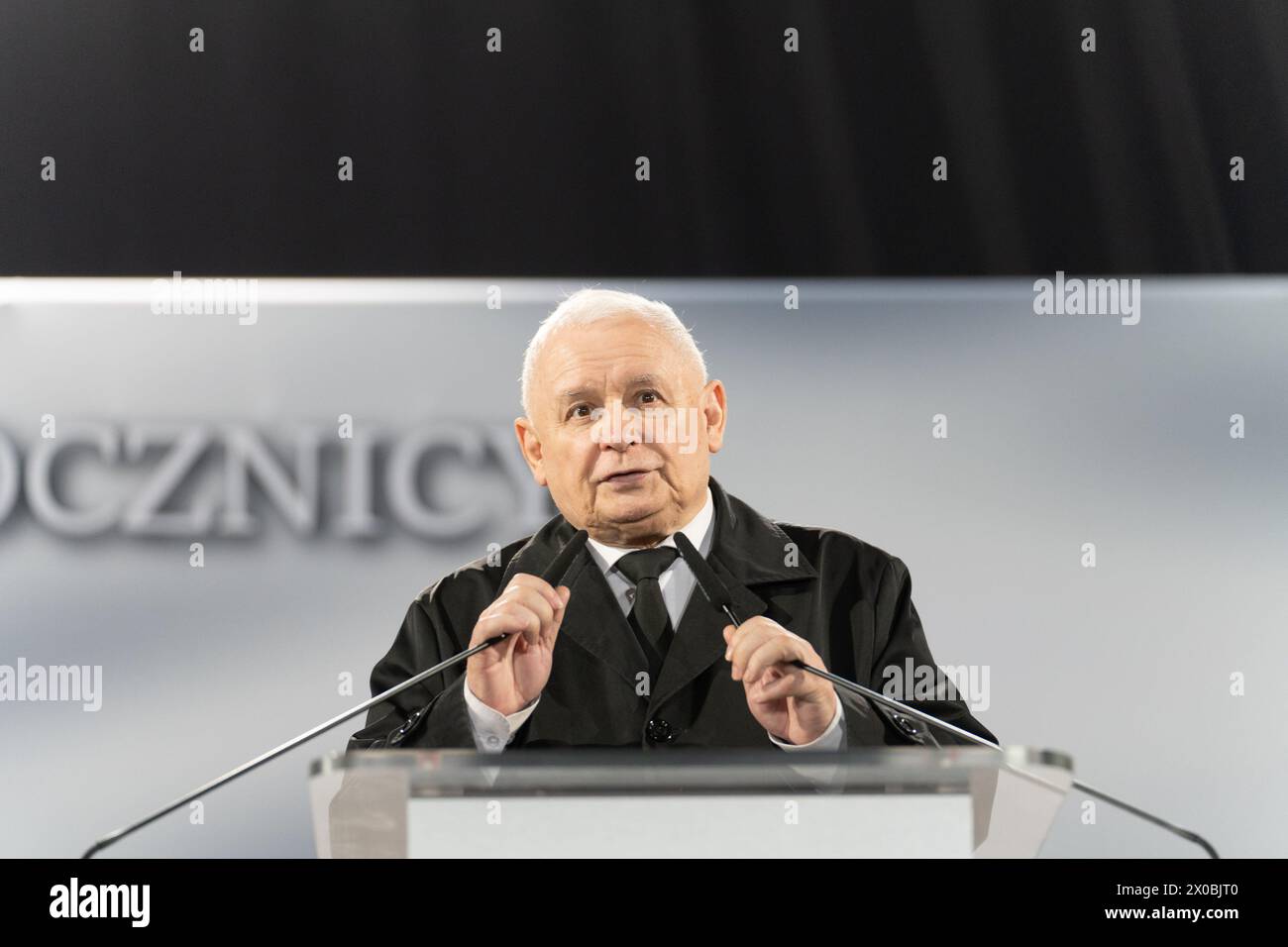 Warschau, Polen. April 2024. PIs-Präsident Jaroslaw Kaczynski spricht mit der Menge. Am 14. Jahrestag der Smolensk-Luftkatastrophe nahmen etwa 2.000 Menschen am Gedenkmarsch an die Opfer der Smolensk-Katastrophe Teil. Während ihrer Teilnahme an der Demonstration riefen sie, dass diese Katastrophe ein Angriff sei. Bei der Smolensk-Flugzeugkatastrophe stürzte ein Tupolev Tu-154-Flugzeug auf dem polnischen Luftwaffenflug 101 in der Nähe der russischen Stadt Smolensk ab. Quelle: SOPA Images Limited/Alamy Live News Stockfoto