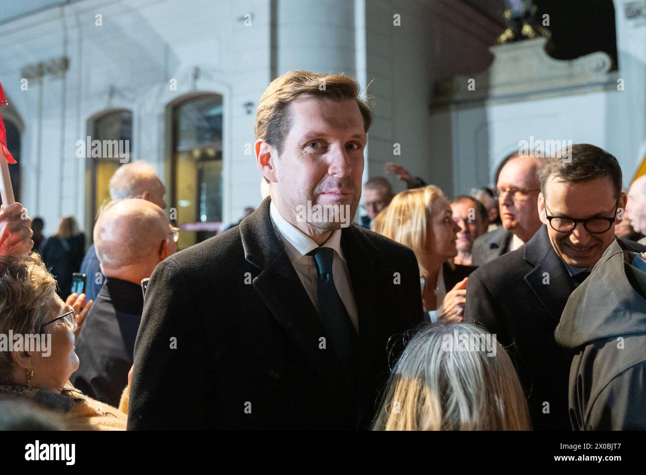 Tobiasz Bochenski, ehemaliger PiS-Kandidat für das Amt des Präsidenten von Warschau, nimmt am Gedenkmarsch der Opfer der Smolensk-Katastrophe am 14. Jahrestag der Smolensk-Katastrophe Teil etwa 2.000 Menschen nahmen am Gedenkmarsch der Opfer der Smolensk-Katastrophe Teil. Während ihrer Teilnahme an der Demonstration riefen sie, dass diese Katastrophe ein Angriff sei. Bei der Smolensk-Flugzeugkatastrophe stürzte ein Tupolev Tu-154-Flugzeug auf dem polnischen Luftwaffenflug 101 in der Nähe der russischen Stadt Smolensk ab. Stockfoto