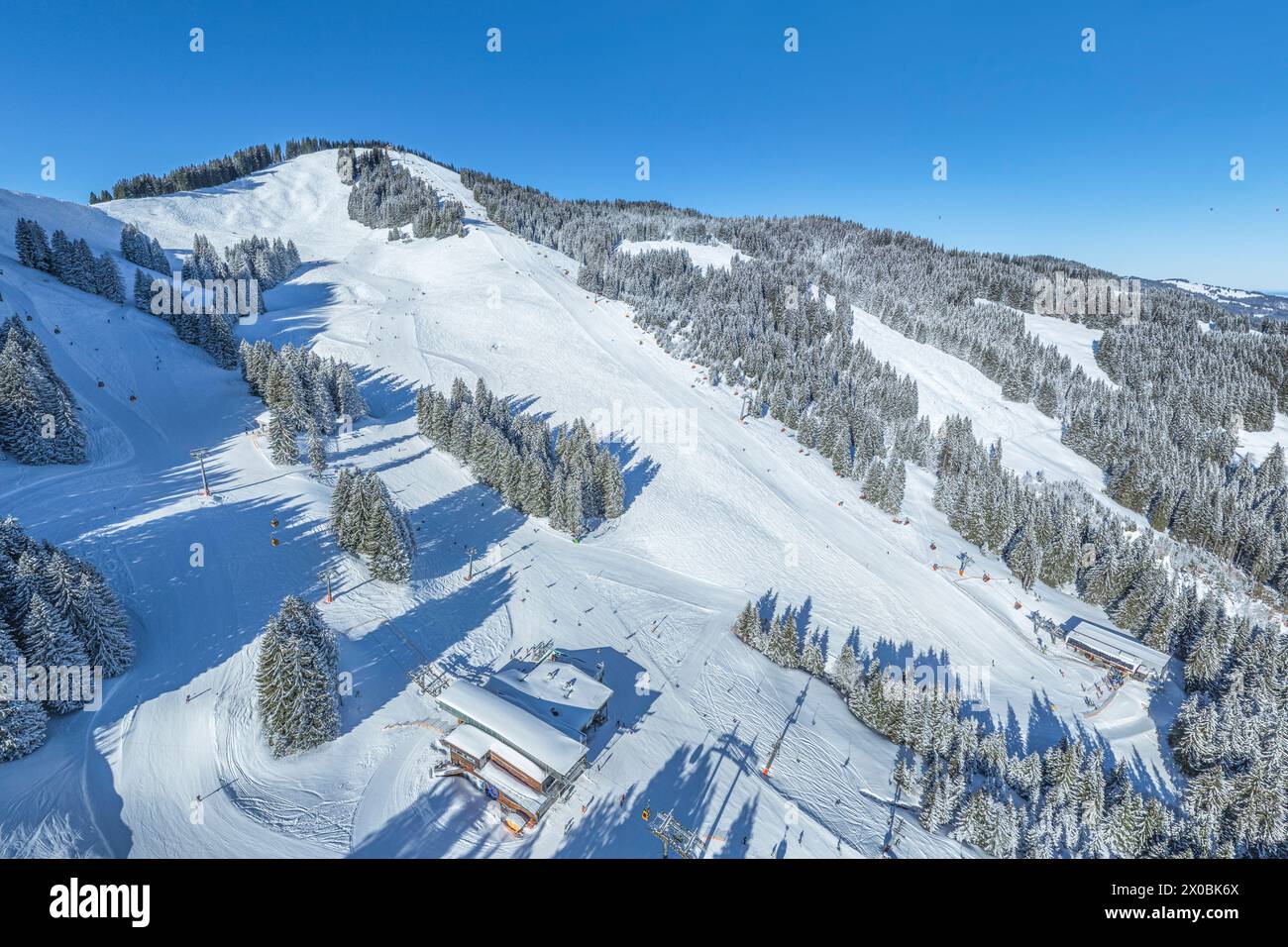 Herrliche Bedingungen für Wintersport im Skigebiet am Bolsterlanger Horn im Allgäu Stockfoto