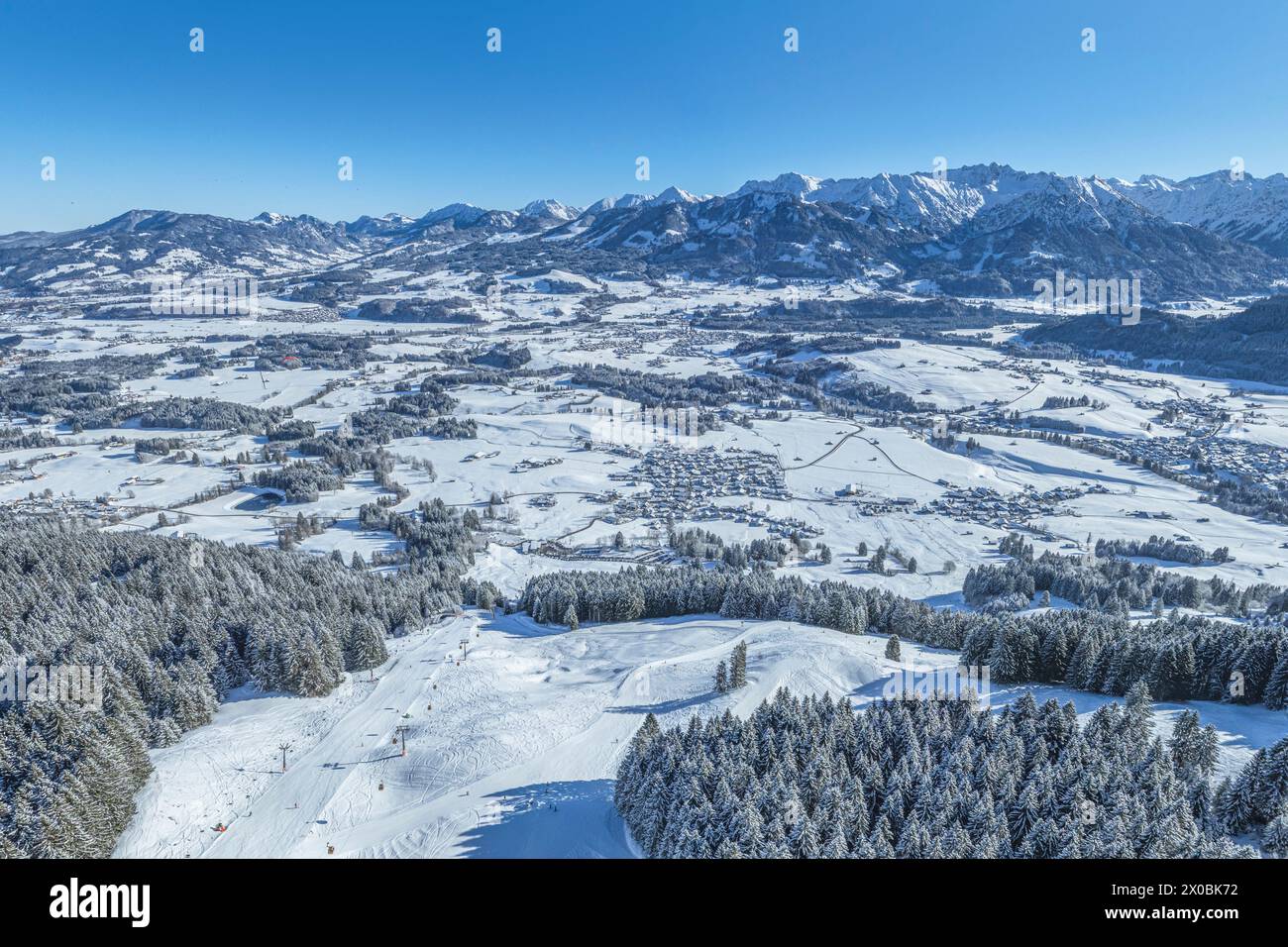 Herrliche Bedingungen für Wintersport im Skigebiet am Bolsterlanger Horn im Allgäu Stockfoto