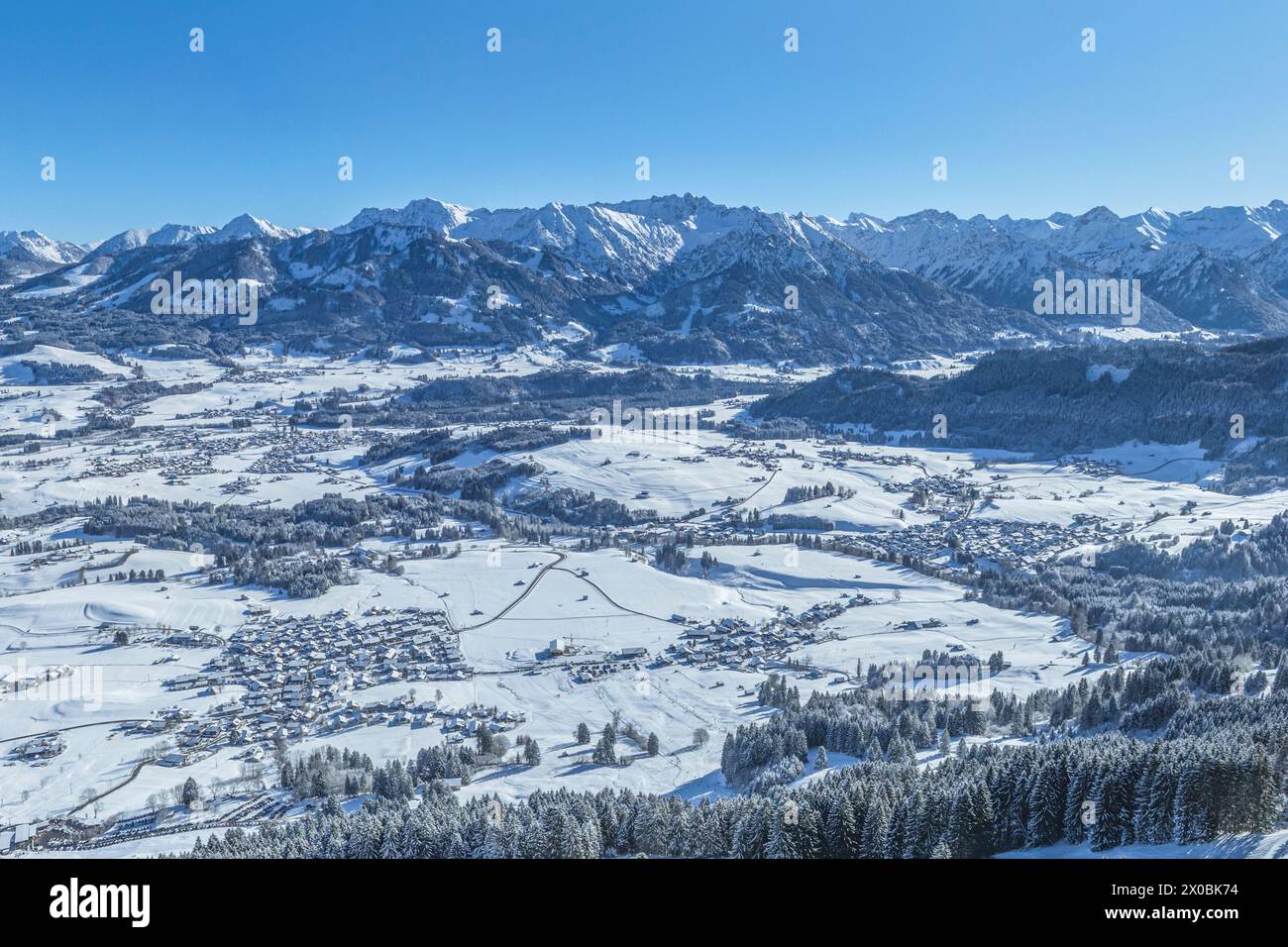 Herrliche Bedingungen für Wintersport im Skigebiet am Bolsterlanger Horn im Allgäu Stockfoto