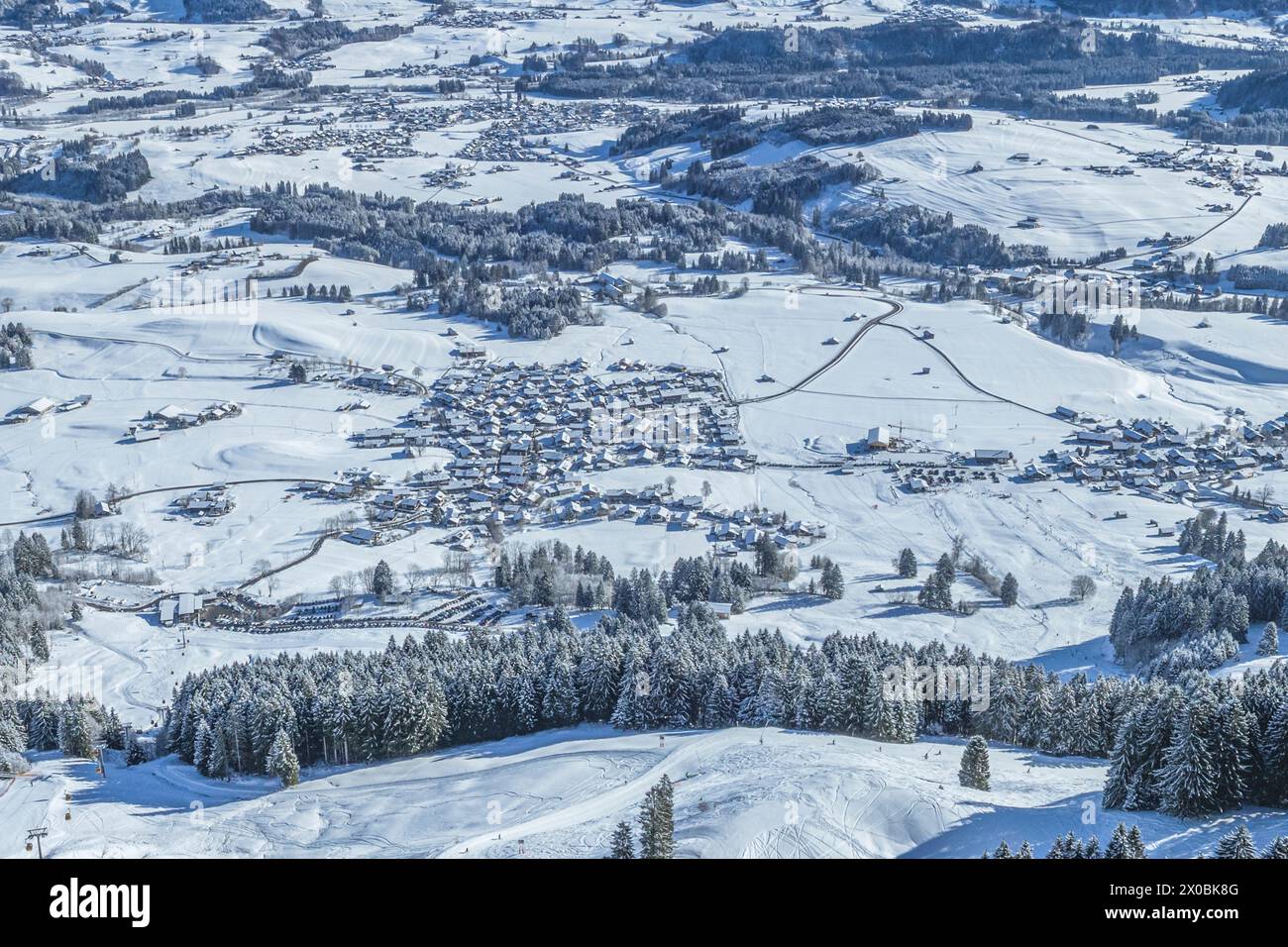 Herrliche Bedingungen für Wintersport im Skigebiet am Bolsterlanger Horn im Allgäu Stockfoto