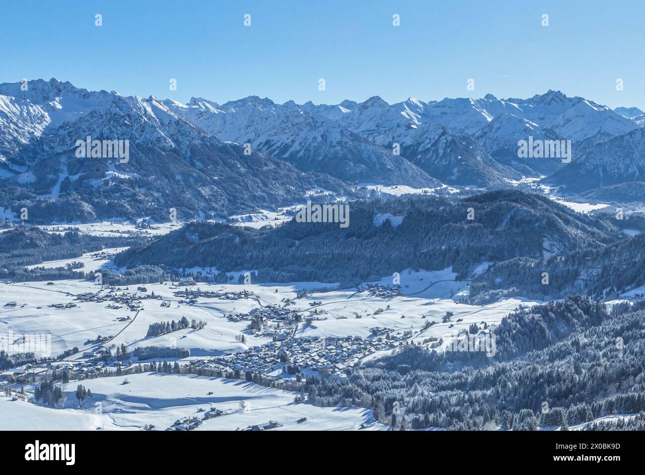 Herrliche Bedingungen für Wintersport im Skigebiet am Bolsterlanger Horn im Allgäu Stockfoto