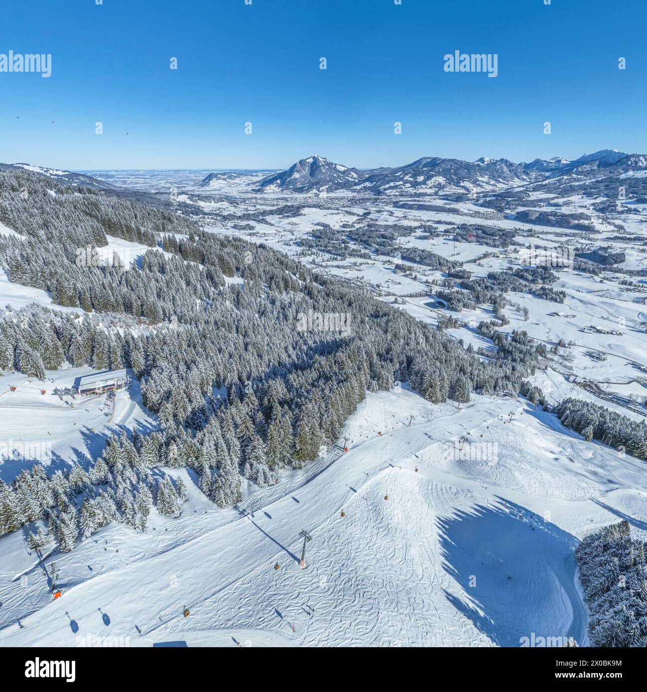 Herrliche Bedingungen für Wintersport im Skigebiet am Bolsterlanger Horn im Allgäu Stockfoto