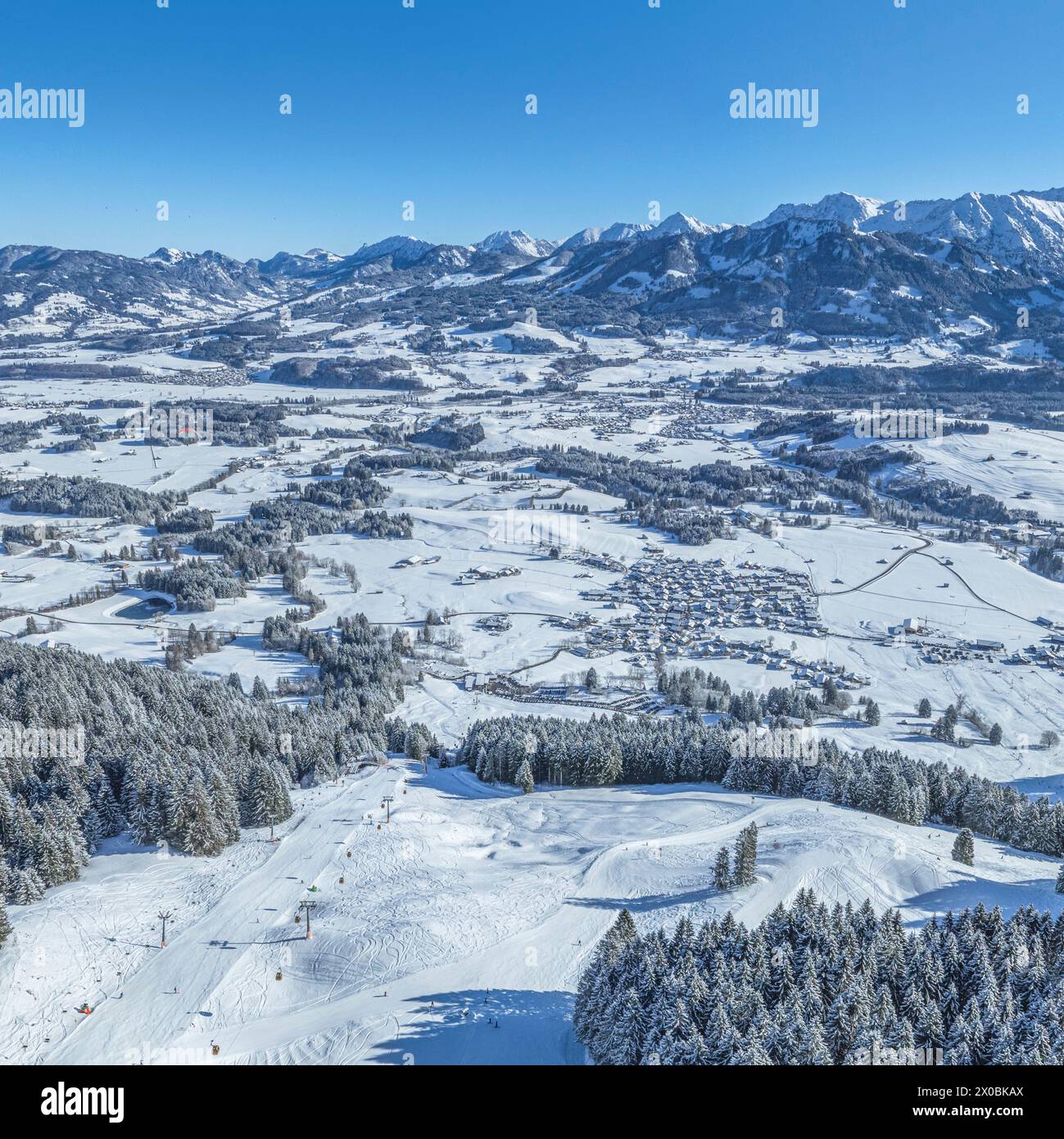 Herrliche Bedingungen für Wintersport im Skigebiet am Bolsterlanger Horn im Allgäu Stockfoto