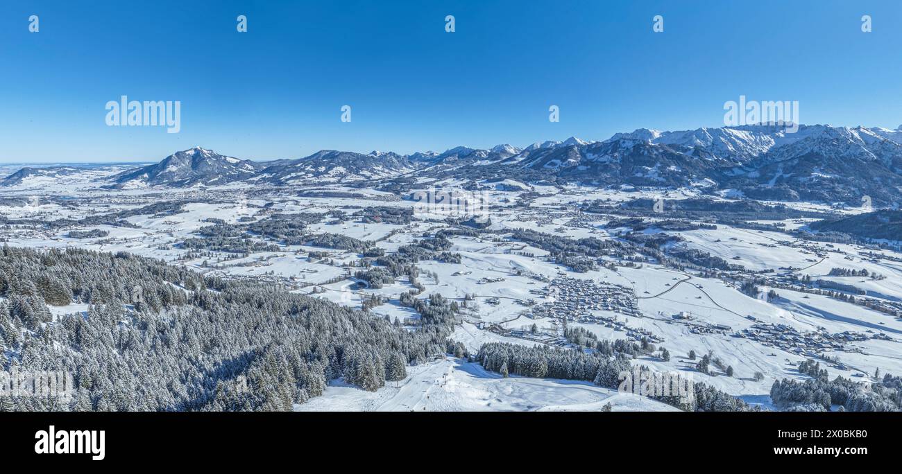 Herrliche Bedingungen für Wintersport im Skigebiet am Bolsterlanger Horn im Allgäu Stockfoto
