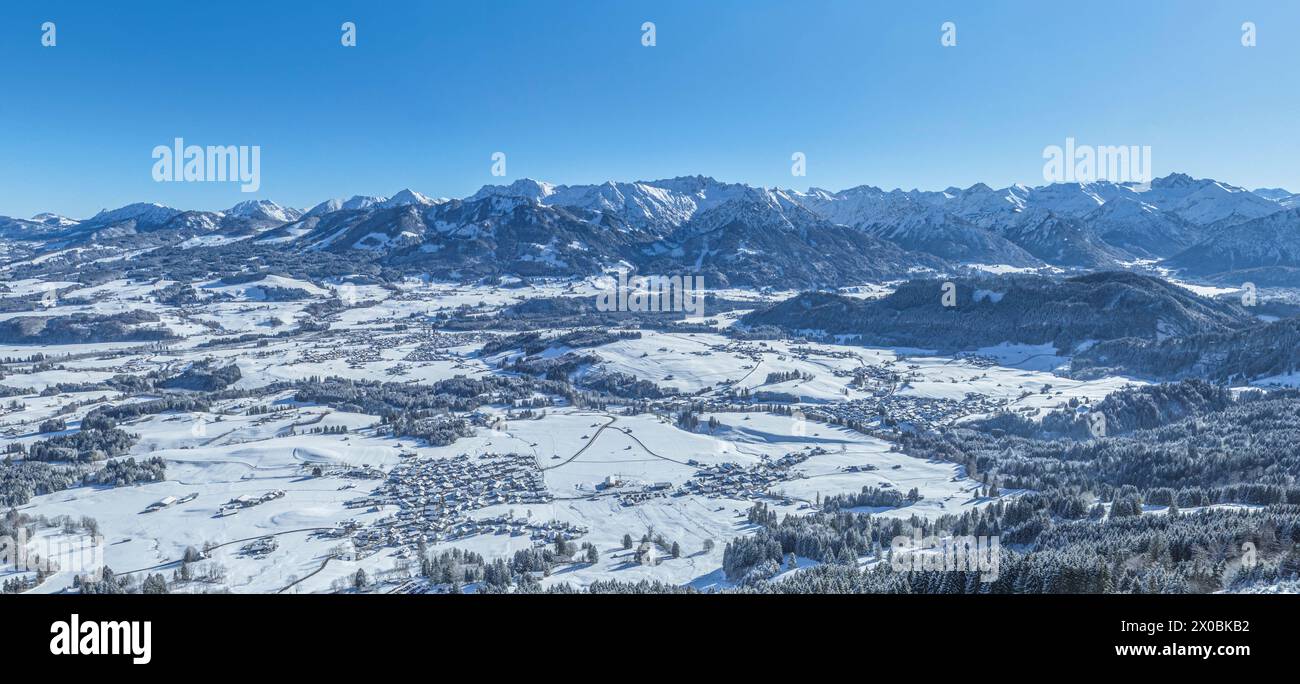 Herrliche Bedingungen für Wintersport im Skigebiet am Bolsterlanger Horn im Allgäu Stockfoto