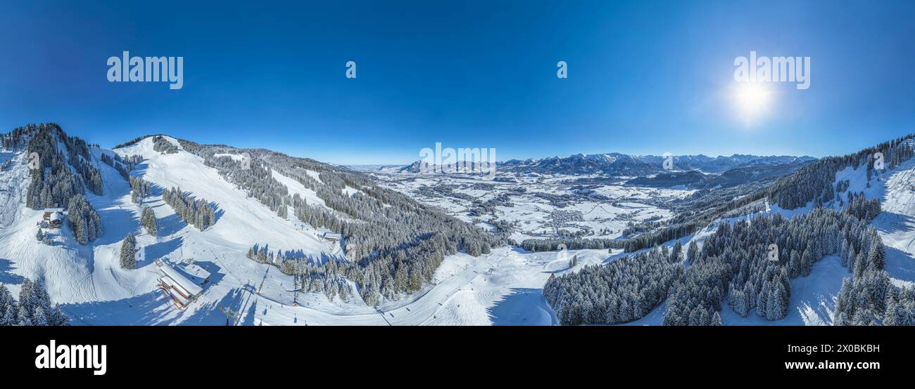 Herrliche Bedingungen für Wintersport im Skigebiet am Bolsterlanger Horn im Allgäu Stockfoto