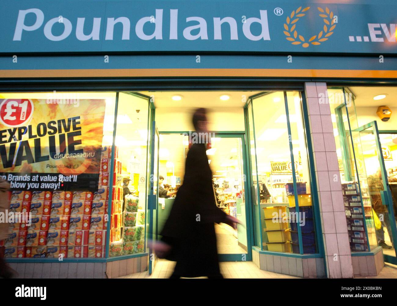 Aktenfoto vom 01/09 aus einem Poundland-Geschäft in Brixton, London. Die Muttergesellschaft von Poundland sagte, dass es weiterhin zusätzliche Frachtgebühren und Verzögerungen aufgrund von Störungen im Nahen Osten gibt. Ausgabedatum: Donnerstag, 11. April 2024. Stockfoto