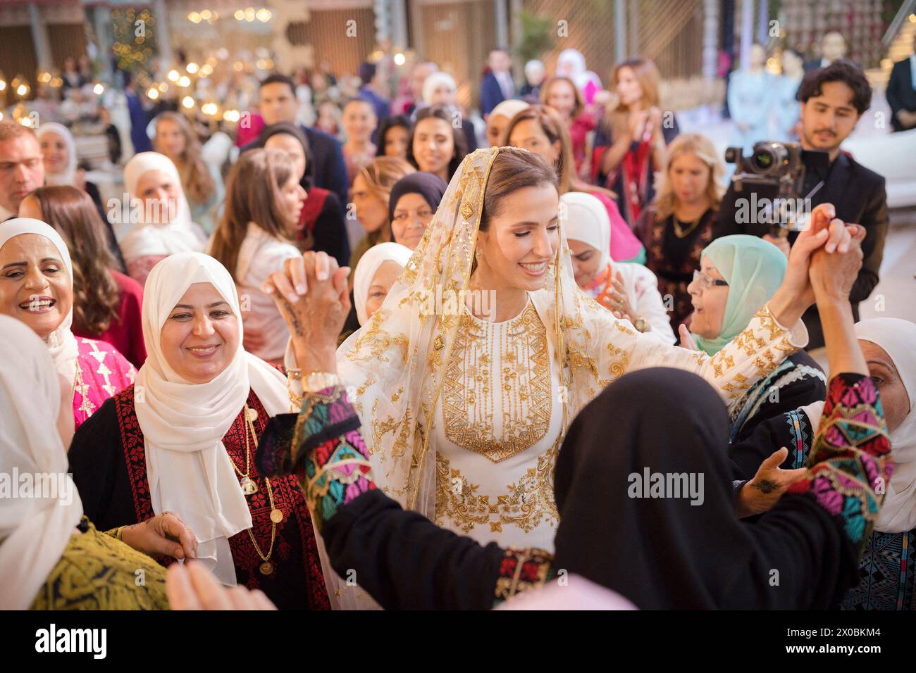 Kronprinz Hussein und Prinzessin Rajwa von Jordanien werden Eltern sein! Der Königliche Haschemitische Hof gab am 10. April bekannt, dass Königin Rania und der Erstgeborene von König Abdullah II. Und seine Frau ihr erstes Kind in diesem Sommer erwarten. - AKTE - Königin Rania Al Abdullah von Jordanien veranstaltet eine Dinnerparty im Madareb Bani Hashem am Königlichen Haschemitischen Hof die bevorstehende Hochzeit ihres Sohnes Kronprinz Al Hussein bin Abdullah II. und Rajwa Alseif nächste Woche in Amman, Jordanien, am 22. Mai 2023. Foto: Balkis Press/ABACAPRESS.COM Stockfoto