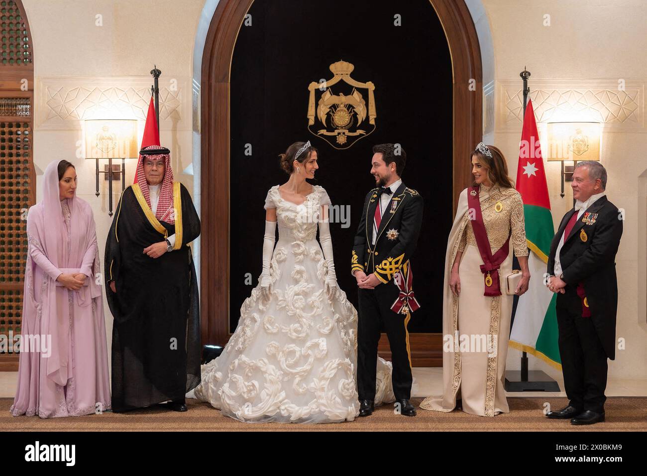Amman, Jordanien. April 2024. Kronprinz Hussein und Prinzessin Rajwa von Jordanien werden Eltern sein! Der Königliche Haschemitische Gerichtshof gab am 10. April bekannt, dass die Erstgeborene von Königin Rania und König Abdullah II. Und seine Frau ihr erstes Kind in diesem Sommer erwarten – AKTE – Jordaniens Königin Rania mit ihrem Sohn Kronprinz Al Hussein bin Abdullah II. Und seiner Braut Prinzessin Rajwa al Hussein und Ihre Eltern (Familie Al Seif) wurden am 1. Juni 2023 im Al Husseinieh Palace in Amman, Jordanien, gesehen. Foto: Balkis Press/ABACAPRESS.COM Credit: Abaca Press/Alamy Live News Stockfoto