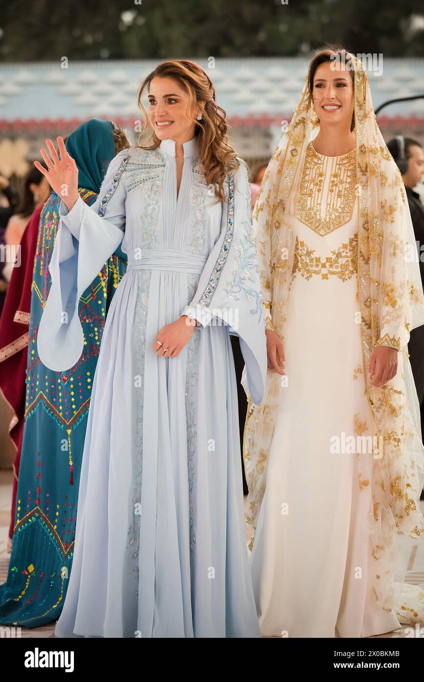Kronprinz Hussein und Prinzessin Rajwa von Jordanien werden Eltern sein! Der Königliche Haschemitische Hof gab am 10. April bekannt, dass Königin Rania und der Erstgeborene von König Abdullah II. Und seine Frau ihr erstes Kind in diesem Sommer erwarten. - AKTE - Königin Rania Al Abdullah von Jordanien veranstaltet eine Dinnerparty im Madareb Bani Hashem am Königlichen Haschemitischen Hof die bevorstehende Hochzeit ihres Sohnes Kronprinz Al Hussein bin Abdullah II. und Rajwa Alseif nächste Woche in Amman, Jordanien, am 22. Mai 2023. Foto: Balkis Press/ABACAPRESS.COM Stockfoto