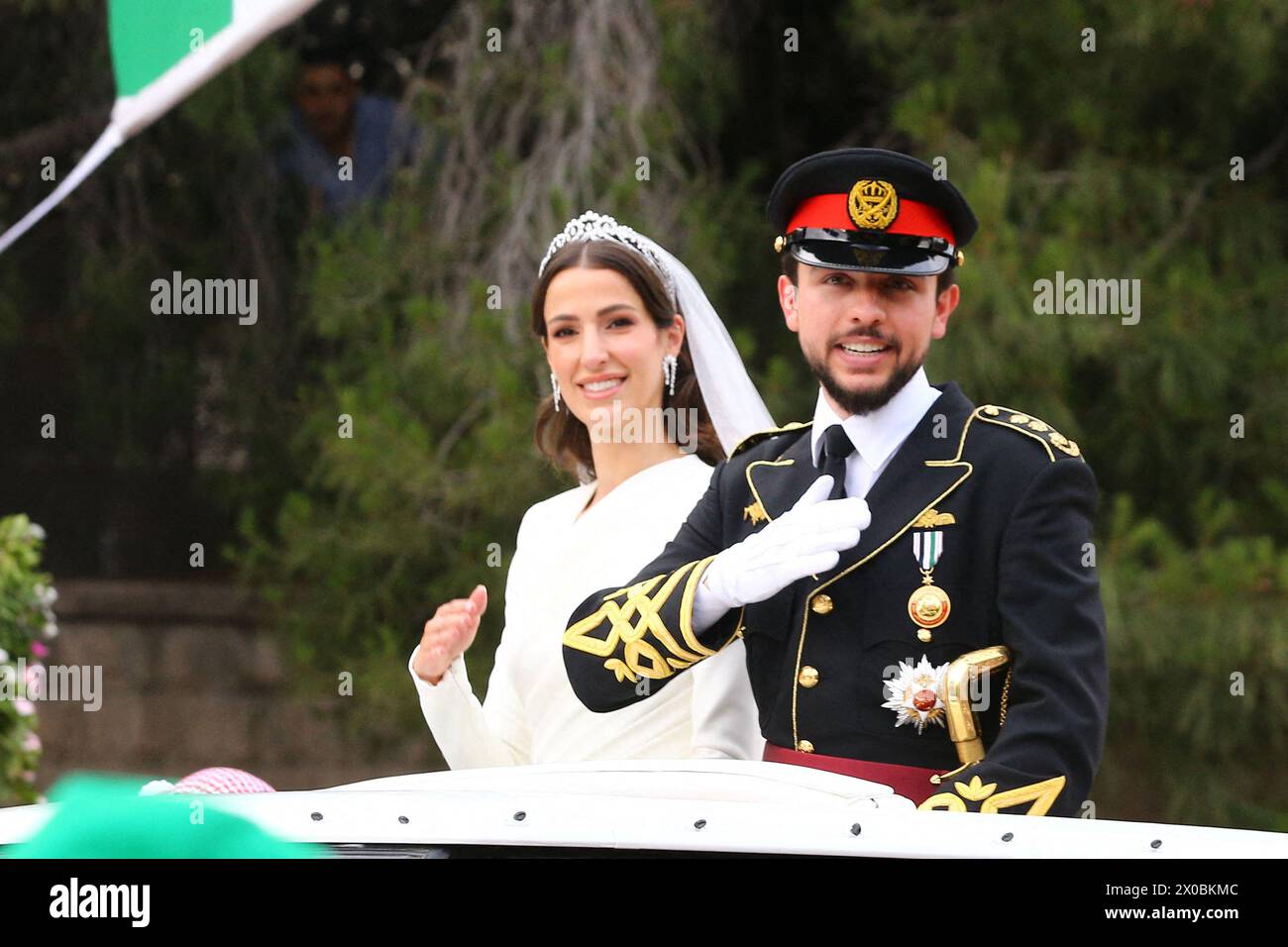 Amman, Jordanien. April 2024. Kronprinz Hussein und Prinzessin Rajwa von Jordanien werden Eltern sein! Der Königliche Haschemitische Gerichtshof gab am 10. April bekannt, dass die Erstgeborene von Königin Rania und König Abdullah II. Und seine Frau ihr erstes Kind in diesem Sommer erwarten – AKTE – Jordaniens Kronprinz Al Hussein bin Abdullah II. Und seine Braut Prinzessin Rajwa al Hussein Parade in einer Autokasse in der Straße Straßen von Amman, Jordanien, am 1. Juni 2023. Foto: Balkis Press/ABACAPRESS.COM Credit: Abaca Press/Alamy Live News Stockfoto