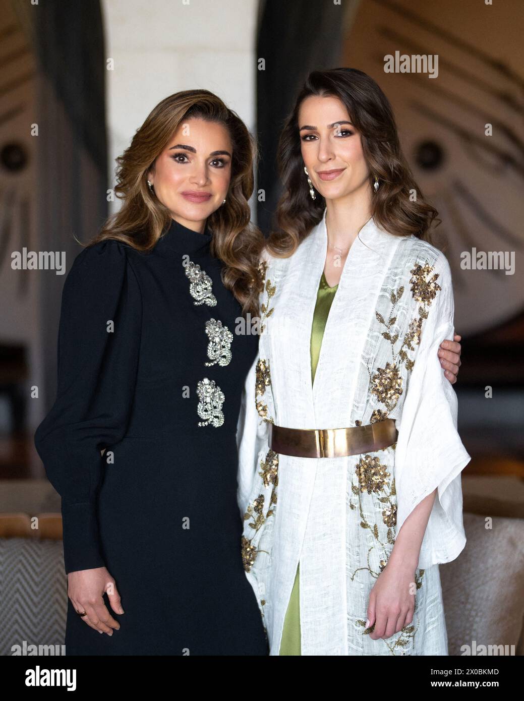 Riad, Saudi-Arabien. April 2024. Kronprinz Hussein und Prinzessin Rajwa von Jordanien werden Eltern sein! Der Königliche Haschemitische Gerichtshof gab am 10. April bekannt, dass die Erstgeborene von Königin Rania und König Abdullah II. Und seine Frau ihr erstes Kind in diesem Sommer erwarten. - AKTE: Königin Rania Al Abdullah von Jordanien (links) posiert mit dem Verlobten ihres Sohnes Rajwa Al Saif während der Verlobungszeremonie in Riad, Saudi-Arabien, am 17. August 2022. Foto: Balkis Press/ABACAPRESS.COM Credit: Abaca Press/Alamy Live News Stockfoto
