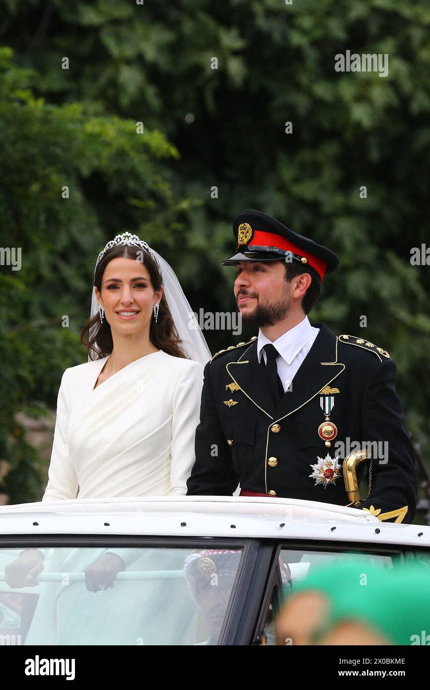 Amman, Jordanien. April 2024. Kronprinz Hussein und Prinzessin Rajwa von Jordanien werden Eltern sein! Der Königliche Haschemitische Gerichtshof gab am 10. April bekannt, dass die Erstgeborene von Königin Rania und König Abdullah II. Und seine Frau ihr erstes Kind in diesem Sommer erwarten – AKTE – Jordaniens Kronprinz Al Hussein bin Abdullah II. Und seine Braut Prinzessin Rajwa al Hussein Parade in einer Autokasse in der Straße Straßen von Amman, Jordanien, am 1. Juni 2023. Foto: Balkis Press/ABACAPRESS.COM Credit: Abaca Press/Alamy Live News Stockfoto
