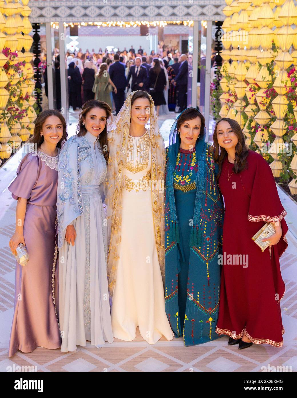 Kronprinz Hussein und Prinzessin Rajwa von Jordanien werden Eltern sein! Der Königliche Haschemitische Hof gab am 10. April bekannt, dass Königin Rania und der Erstgeborene von König Abdullah II. Und seine Frau ihr erstes Kind in diesem Sommer erwarten. - AKTE - Königin Rania Al Abdullah von Jordanien veranstaltet eine Dinnerparty im Madareb Bani Hashem am Königlichen Haschemitischen Hof die bevorstehende Hochzeit ihres Sohnes Kronprinz Al Hussein bin Abdullah II. und Rajwa Alseif nächste Woche in Amman, Jordanien, am 22. Mai 2023. Foto: Balkis Press/ABACAPRESS.COM Stockfoto