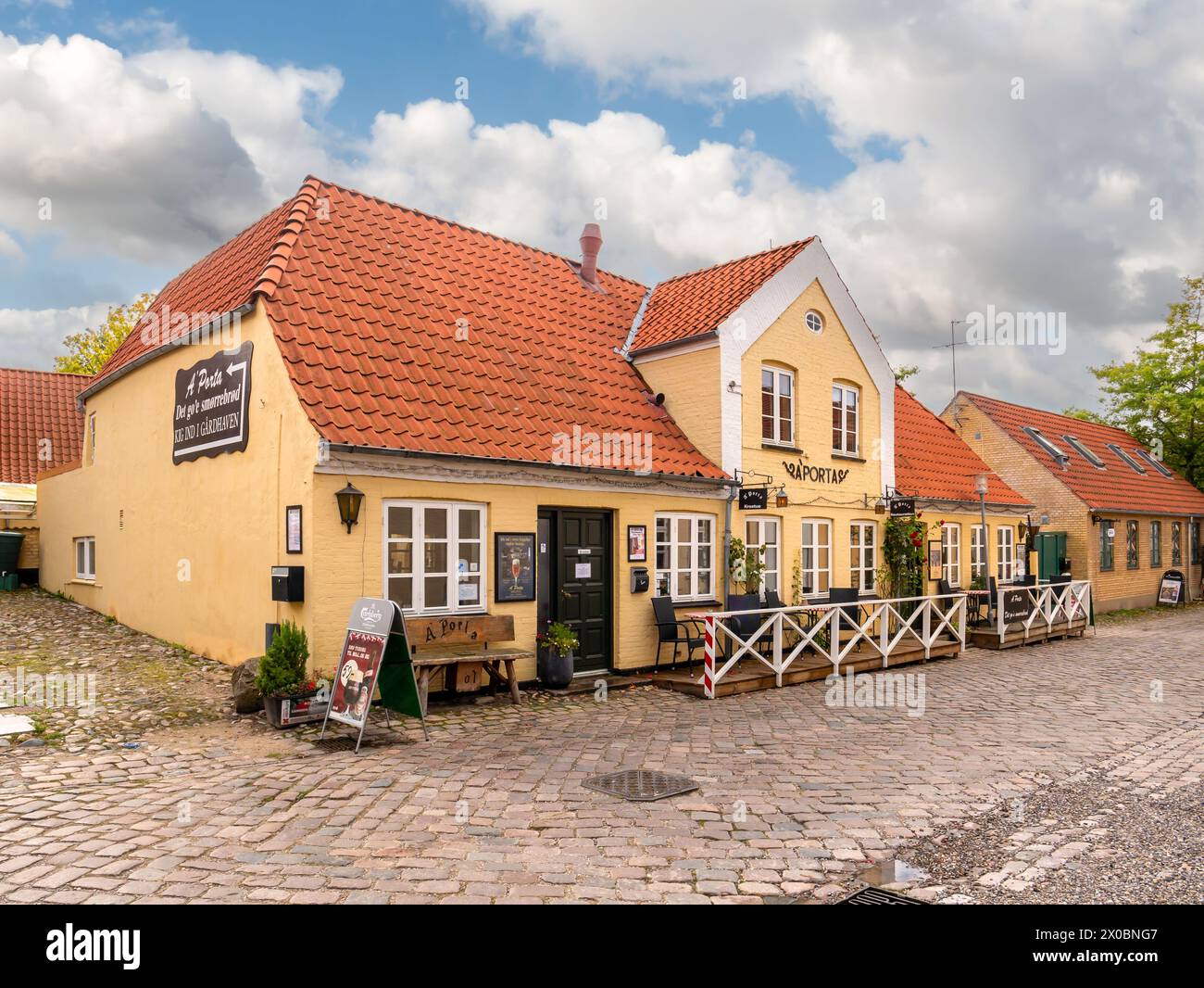 Restaurant an der Kopfsteinpflastersteinfassenen Teglgade in der historischen Altstadt von Mariager, Nordjylland, Dänemark Stockfoto