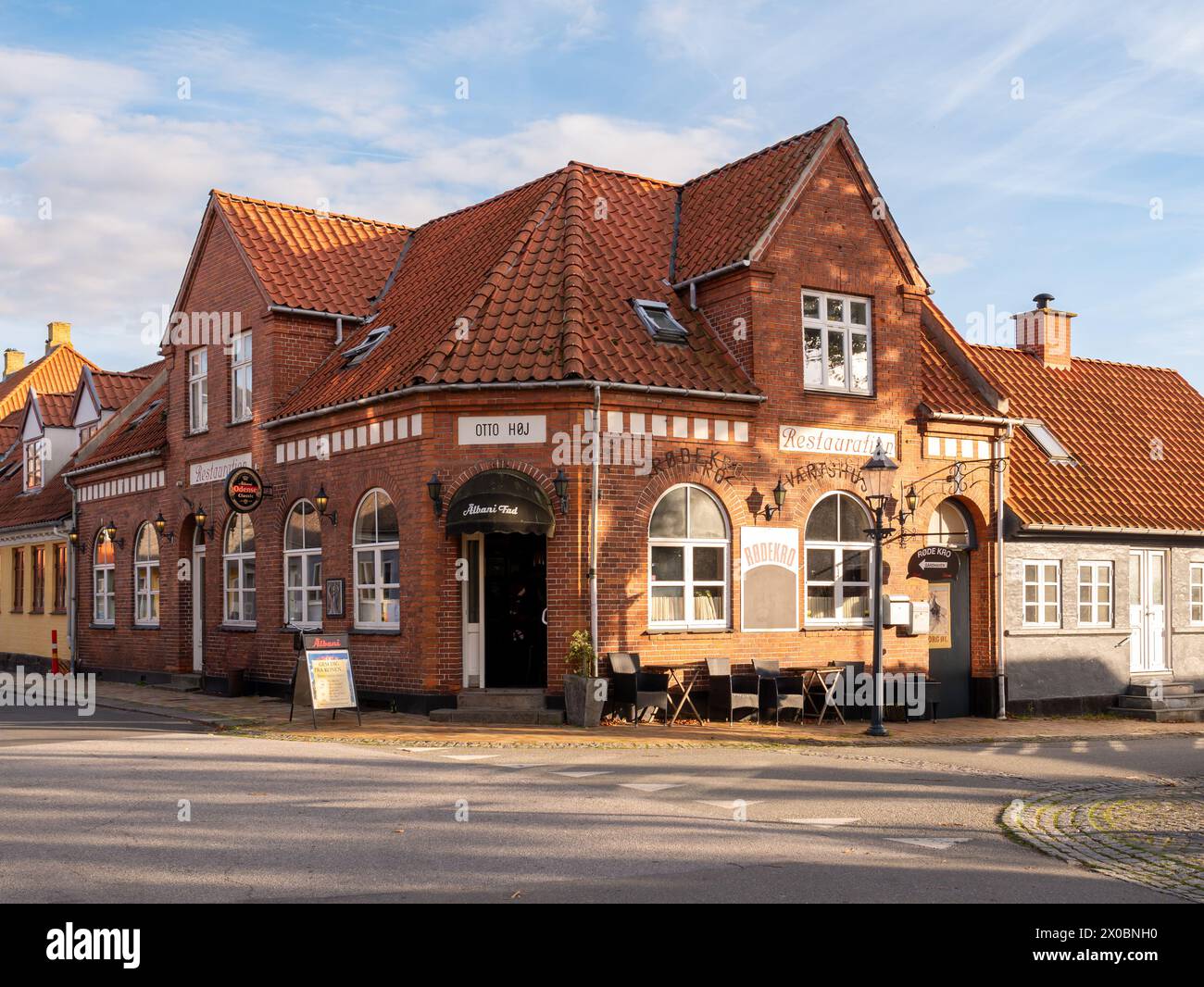 Authentisches dänisches Pub und stadthaus an der Ecke Torvegade und Sankt Annagade in der Altstadt von Bogense, Fünen, Dänemark Stockfoto