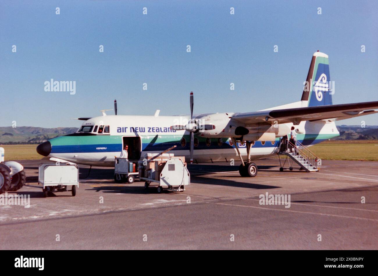 Air New Zealand Fokker F27-100 Freundschaftsflugzeug ZK-BXE namens Kereru. Neulieferung (an New Zealand National Airways Corporation - NAC) am 30. August 1961, dann mit ANZ und Verkauf an Goa Way als VT-ROY am 18. Oktober 1992. 1993 wurde das Flugzeug als Ausbildungsflugzeug für Ingenieurschulen genutzt. Gesehen am Napier Airport, Hawke's Bay, Neuseeland im Jahr 1988 Stockfoto