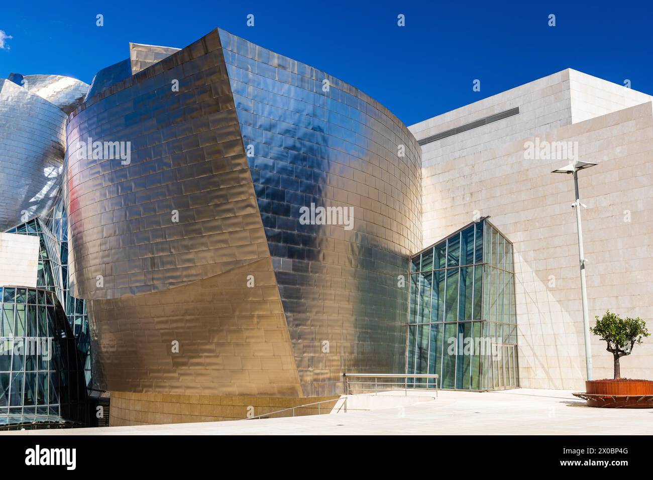 Außenansicht des Guggenheim Museums mit avantgardistischer Architektur, die sich durch fließende Kurven und glatte metallische Oberflächen auszeichnet. Bilbao, Spanien. Stockfoto