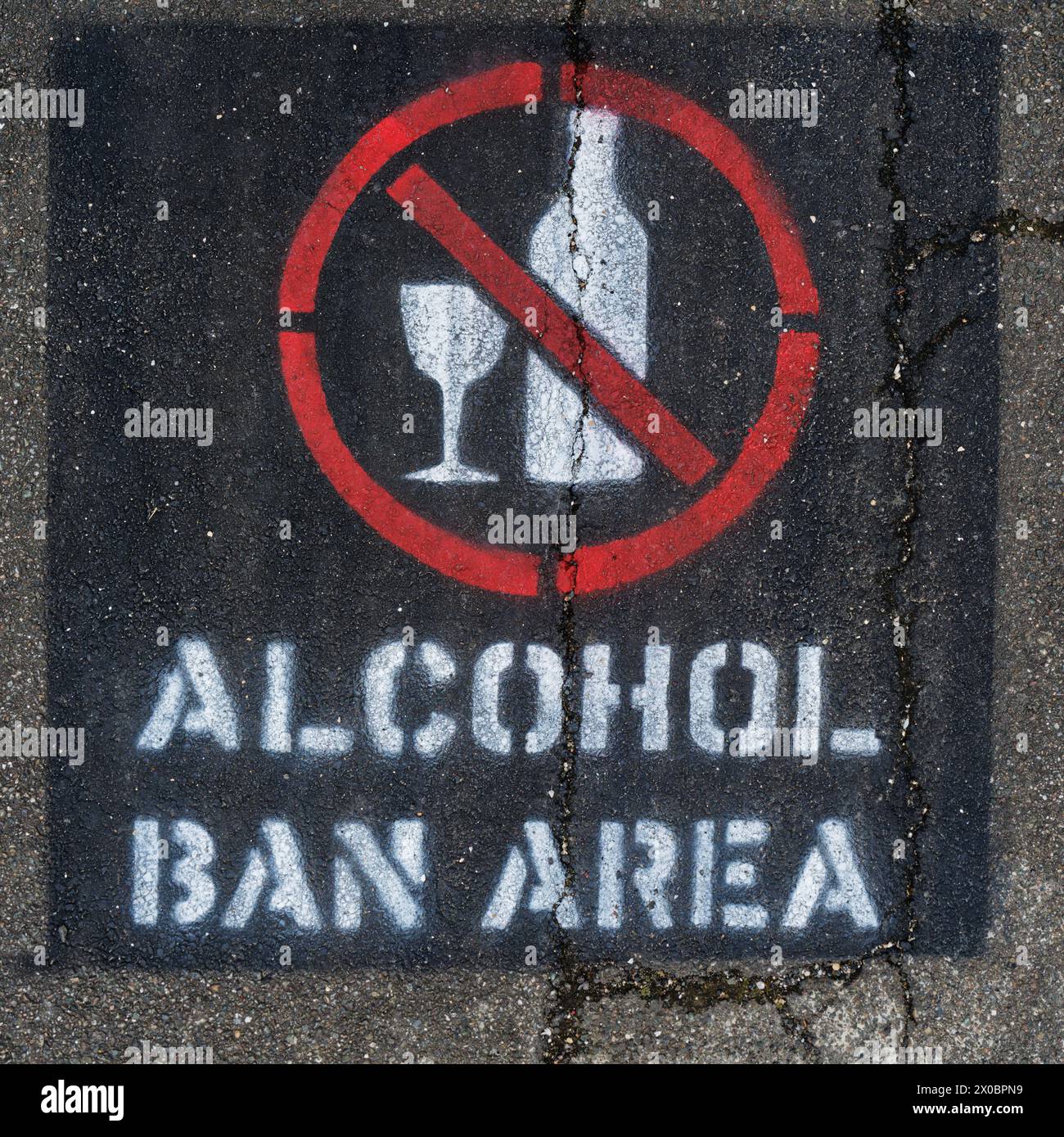 Motueka, Region Tasman, Südinsel, Aotearoa / Neuseeland - 13. Januar 2023: Sprühspray für das Alkoholverbot auf einem Bürgersteig. Stockfoto