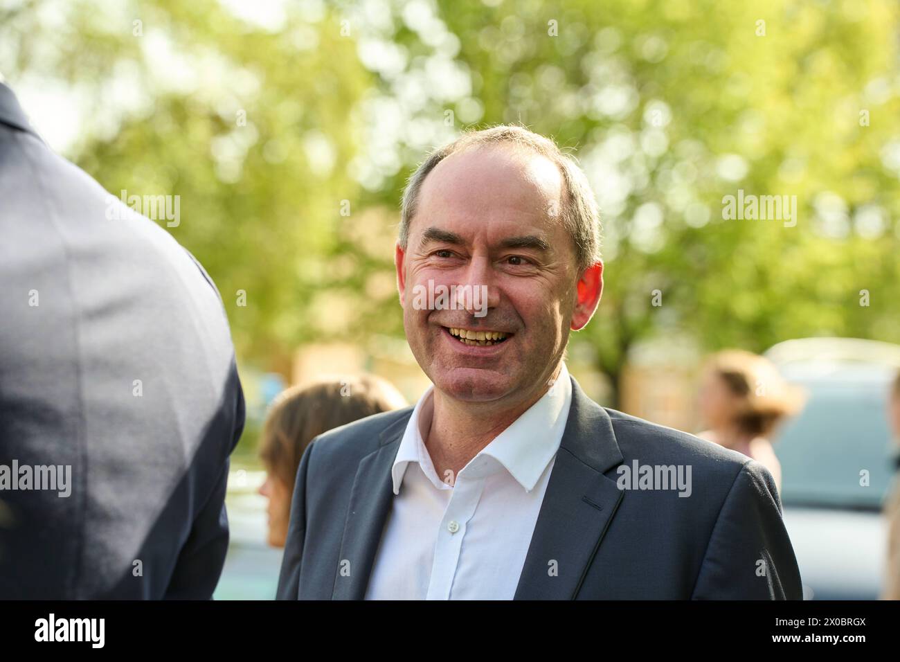 Garching, Bayern, Deutschland - 11. April 2024: Politiker Hubert Aiwanger Freie Wähler Portrait Schuss lachend beim Besuch des Max-Planck-Instituts für Plasmaphysik IPP in Garching *** Politiker Hubert Aiwanger Freie Wähler Portrait Aufnahme lachend beim Besuch des Max-Planck-Instituts für Plasmaphysik IPP in Garching Stockfoto