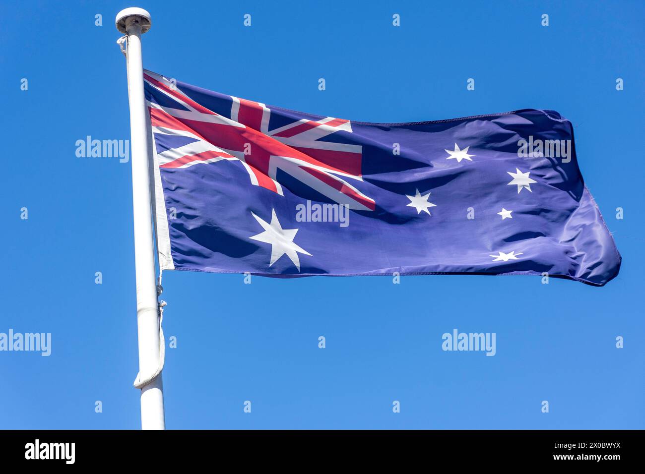 Australische Flagge am Fahnenmast, Terralonga Street, Kiama, New South Wales, Australien Stockfoto