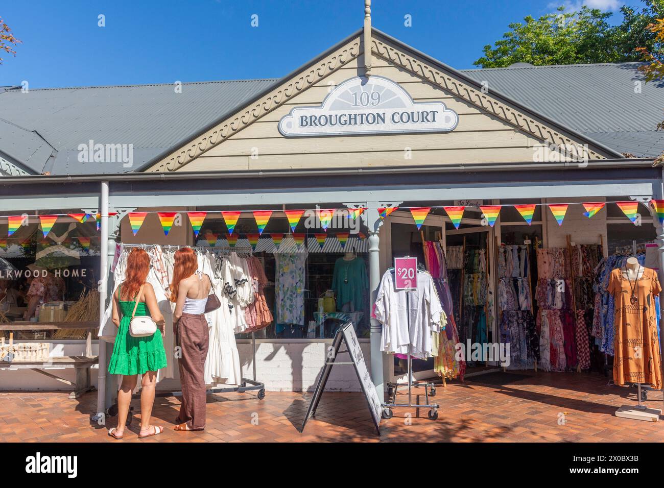 Junge Frauen im Bekleidungsgeschäft, Broughton Court, Queen Street, Berry, New South Wales, Australien Stockfoto