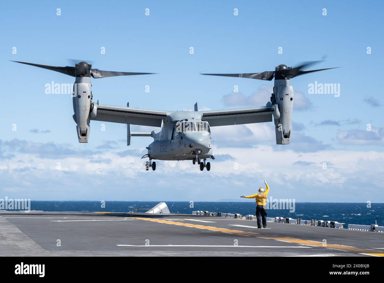 Luftfahrt Boatswain’s Mate (Handling) 2nd Class Johnny Snowden, dem amphibischen Angriffsschiff USS Boxer (LHD 4) der Wasp-Klasse zugeordnet Stockfoto