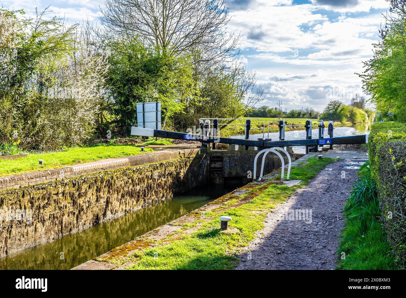 Blick auf die Königsschleuse am Grand Union Canal in Aylestone Meadows, Leicester, Großbritannien im Frühling Stockfoto