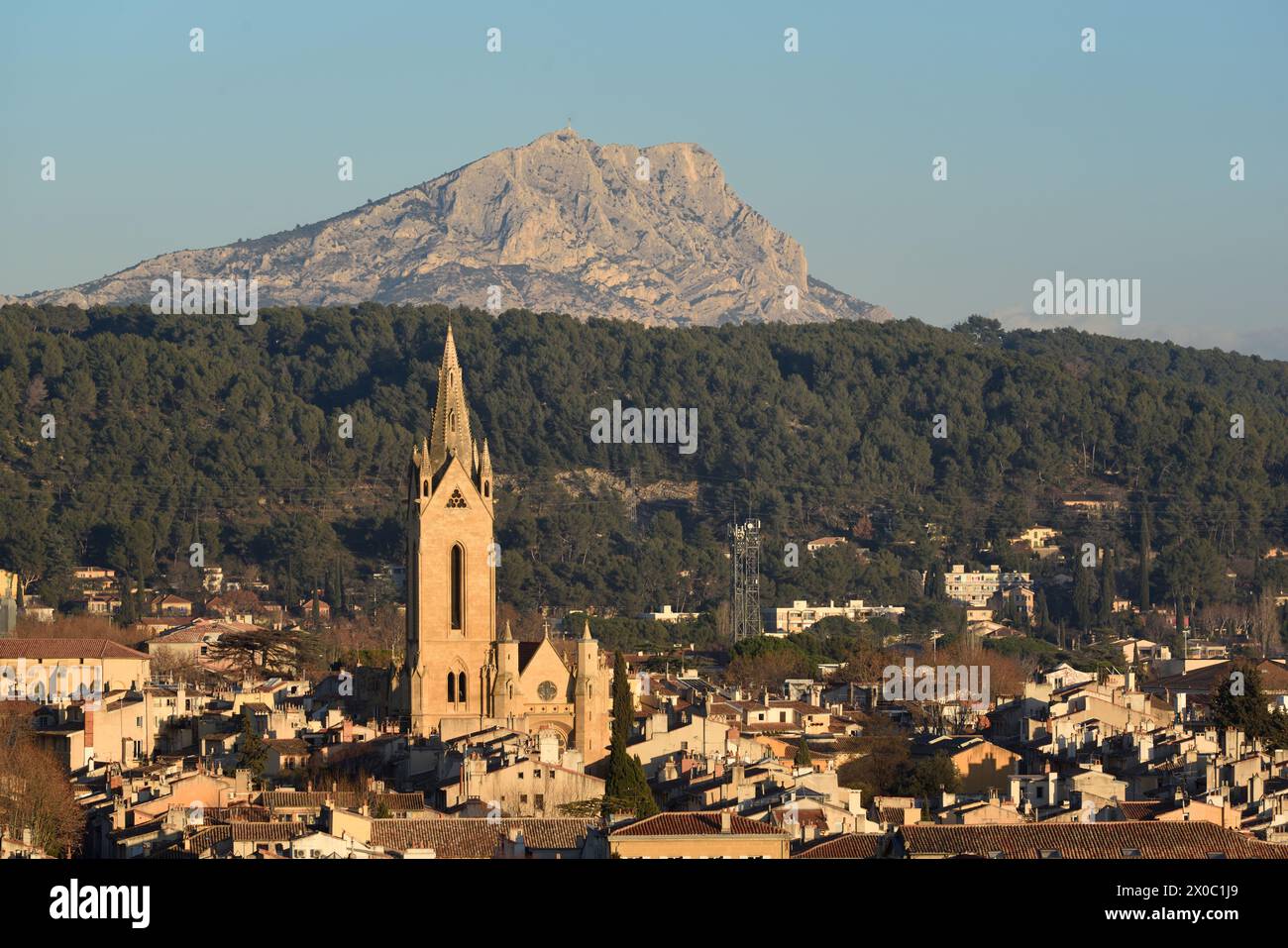 Nachmittagslicht und Blick aus der Luft über die Altstadt von Aix-en-Provence, Eglise Saint-Jean-de-Malte und den Berg Montagne Saint-Victoire Provence Frankreich Stockfoto