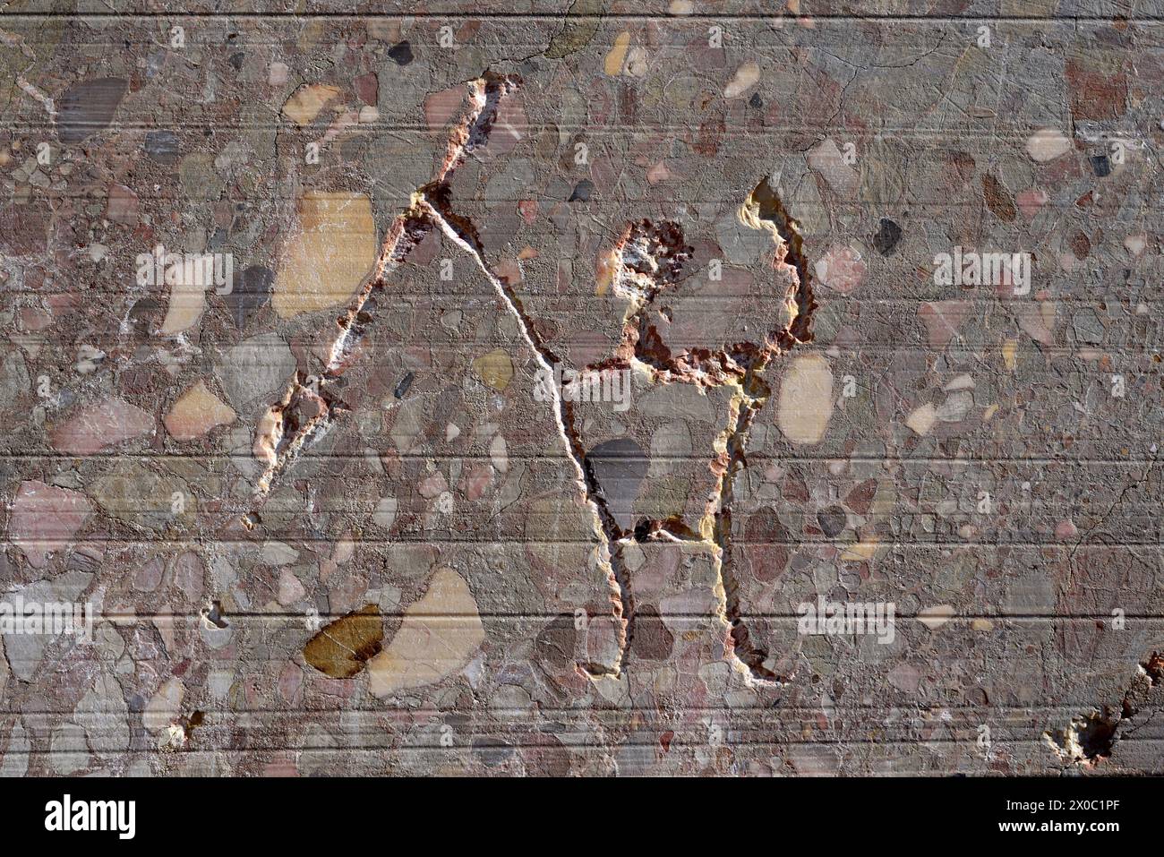 Zeitgenössisches Graffiti oder Ätzen im Marmorbruch des primitiven Mannes mit Speer oder Pfeil, Montagne Sainte-Victoire Mountain in der Nähe von Aix-en-Provence Frankreich Stockfoto
