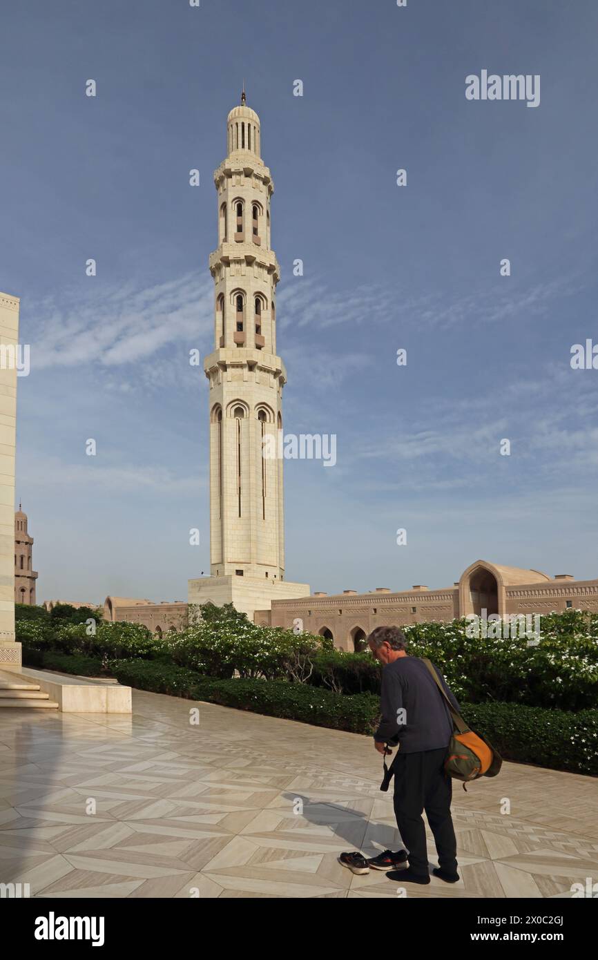 Sultan Qaboos große Moschee und Minarett Touristenbesuch Schuhe Muscat Oman Stockfoto