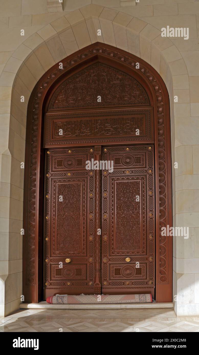 Sultan Qaboos große Moschee, Holztür und eingerollter Teppich Muscat Oman Stockfoto